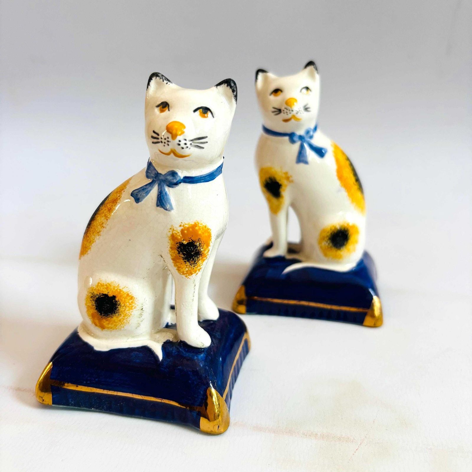 Mid Century Pair Of Staffordshire Style Unmarked Cats Pair Blue photo vintage