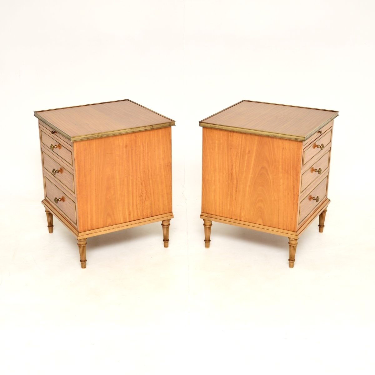 photo vinterior Pair Of Antique Satin Wood Bedside Chests