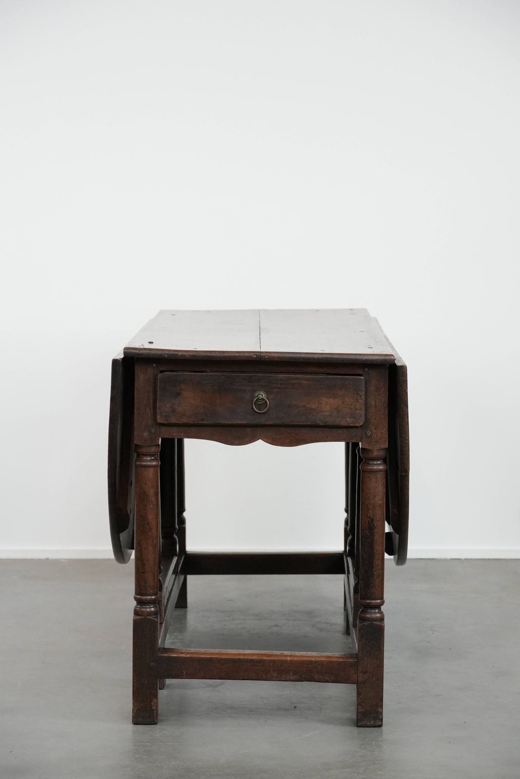 photo furniture Antieke Engelse Eiken Zij /Eettafel/Gateleg Tafel Uit De 18e Eeuw Met Prachtige Patina