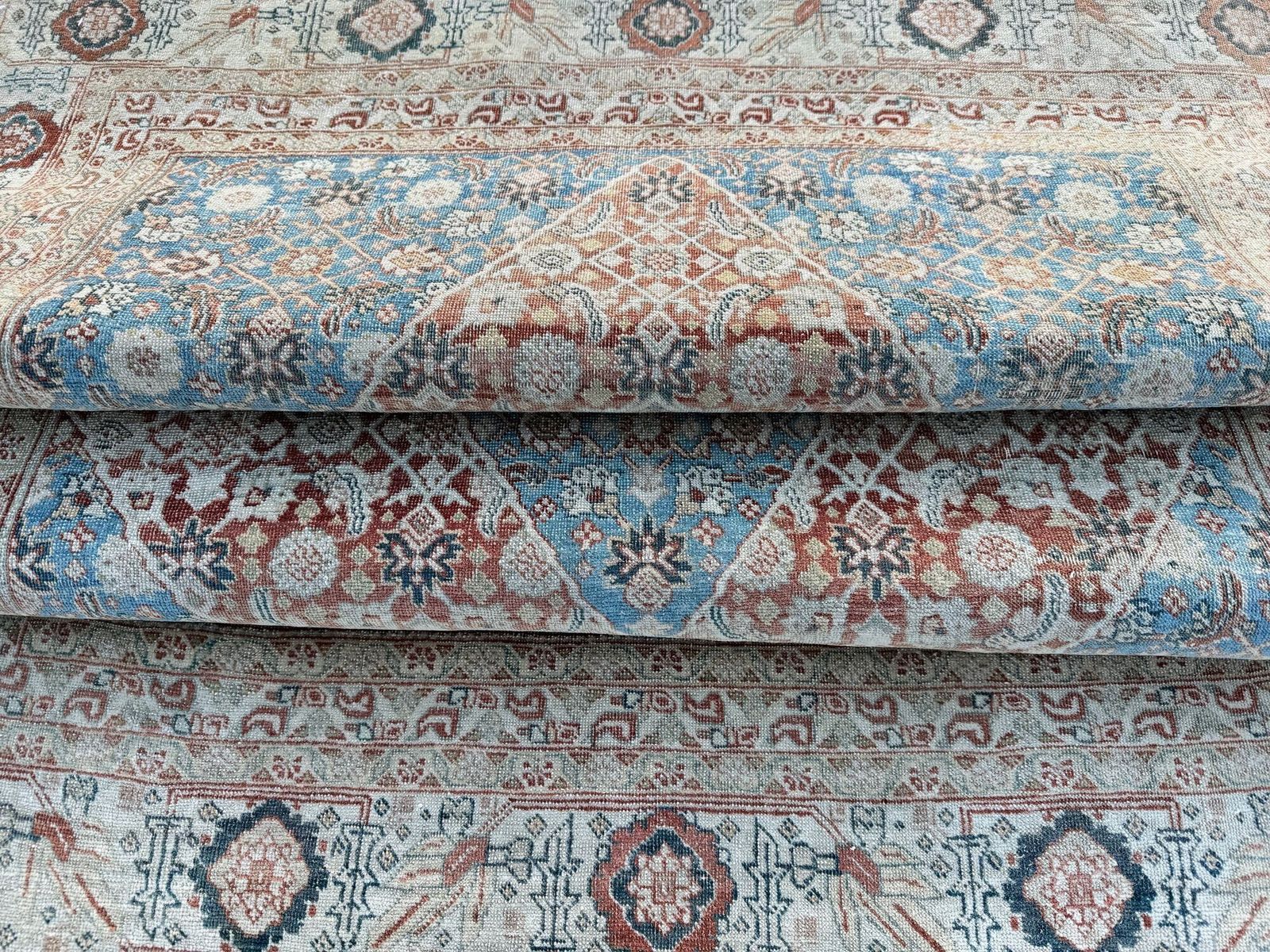 photo vintage Antique Tabriz Rug 1.68m X 1.16m