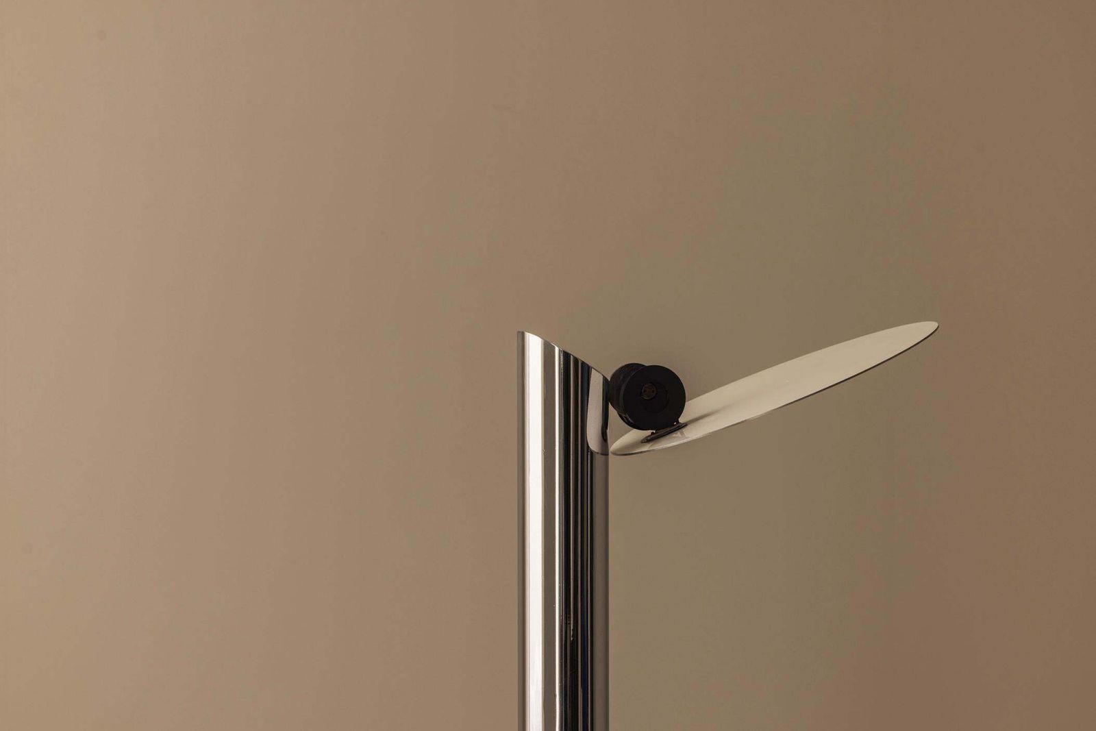 Minimalist Italian Floor Lamp From The Late 1970s In Chrome And Brushed Metal. photo vinterior