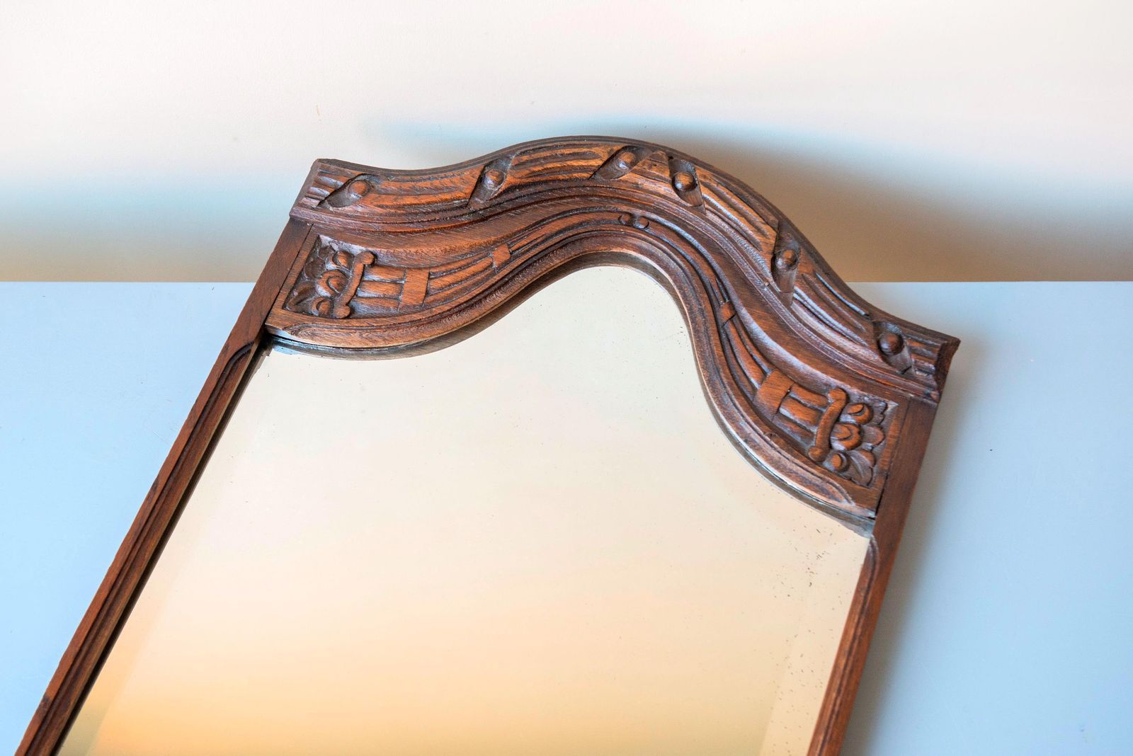photo furniture Grote Antieke Art Deco Belgische Spiegel Met Geslepen Glas – Gewelfde Handgesneden Eiken Lijst, Jaren 1920