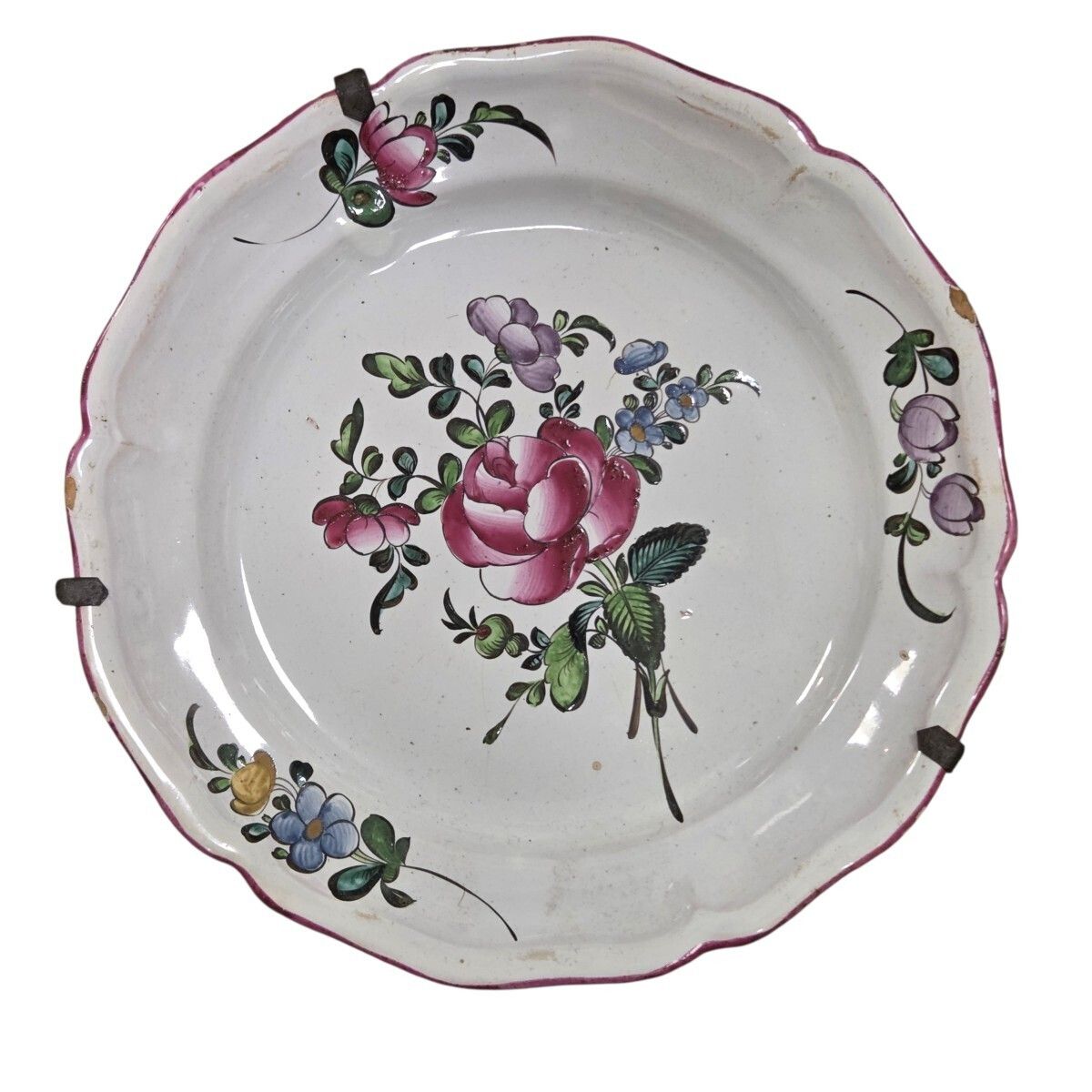 Assiette en faïence d'Europe de l'Est à décor floral polychrome