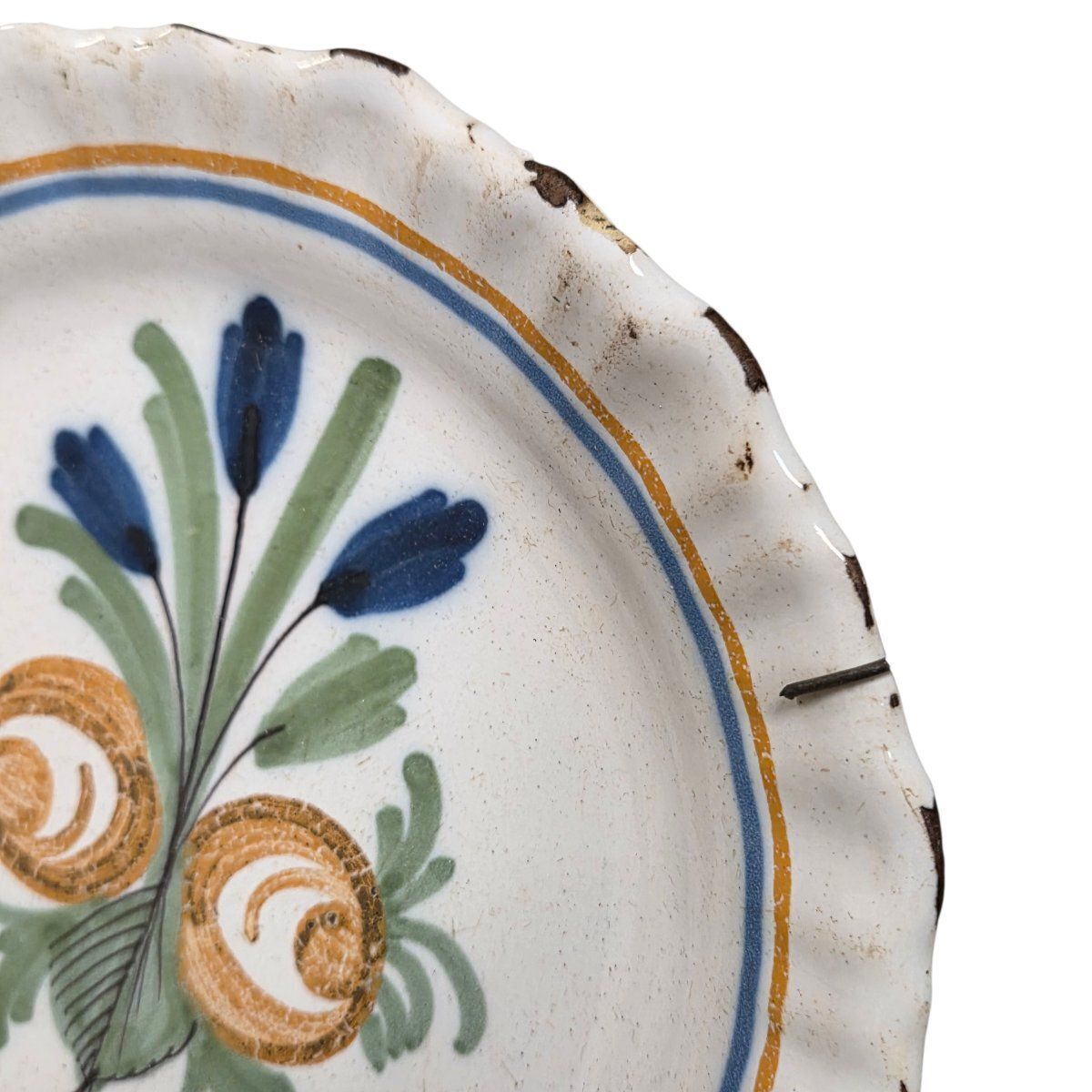 Assiette d'époque en faïence à décor stylisé, fin XVIIIe - début XIXe siècle photo furniture