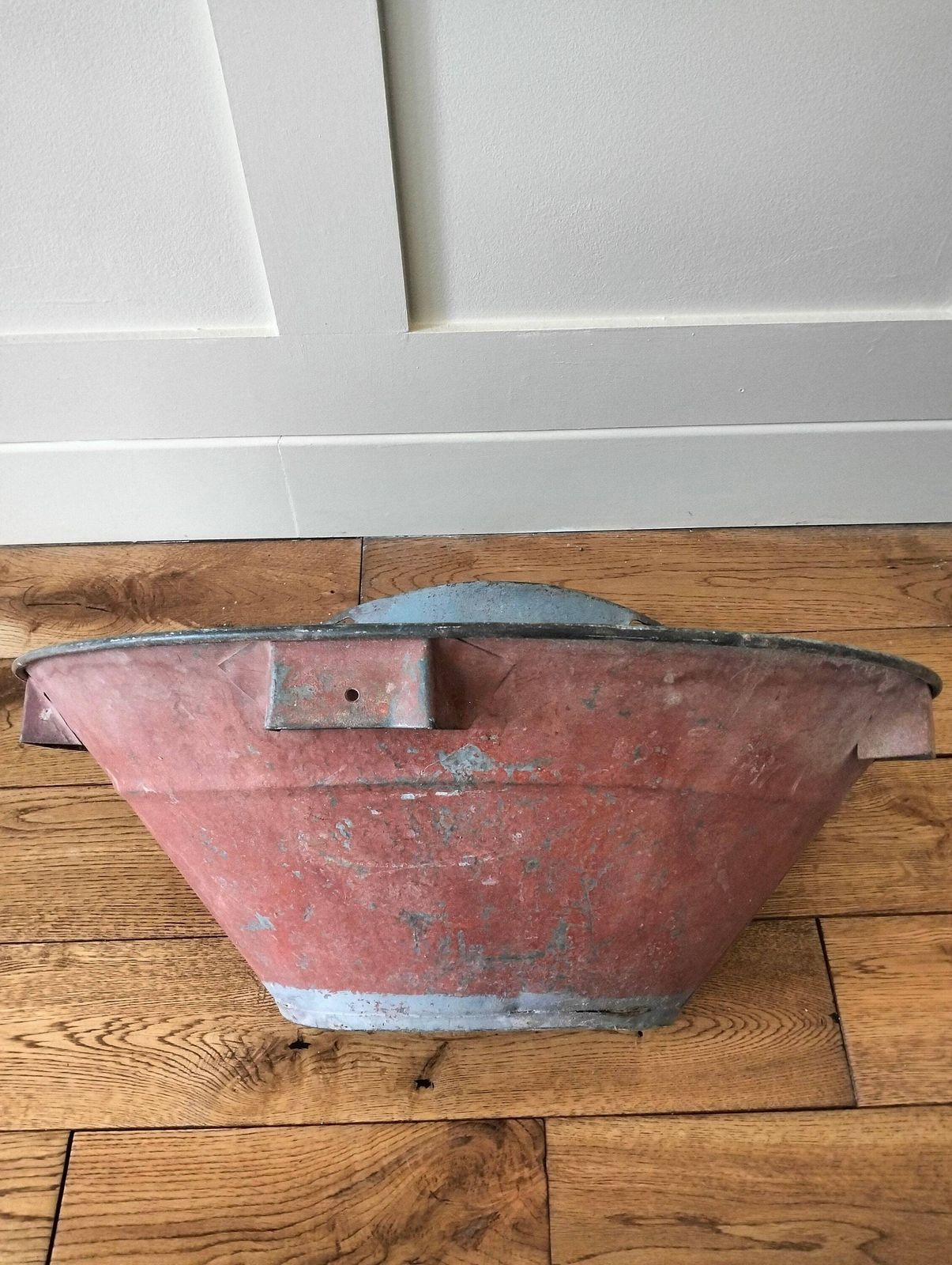 Vintage Franse Druivenmand – Landelijke Tuinplanter, Verouderde Oranje Patina
