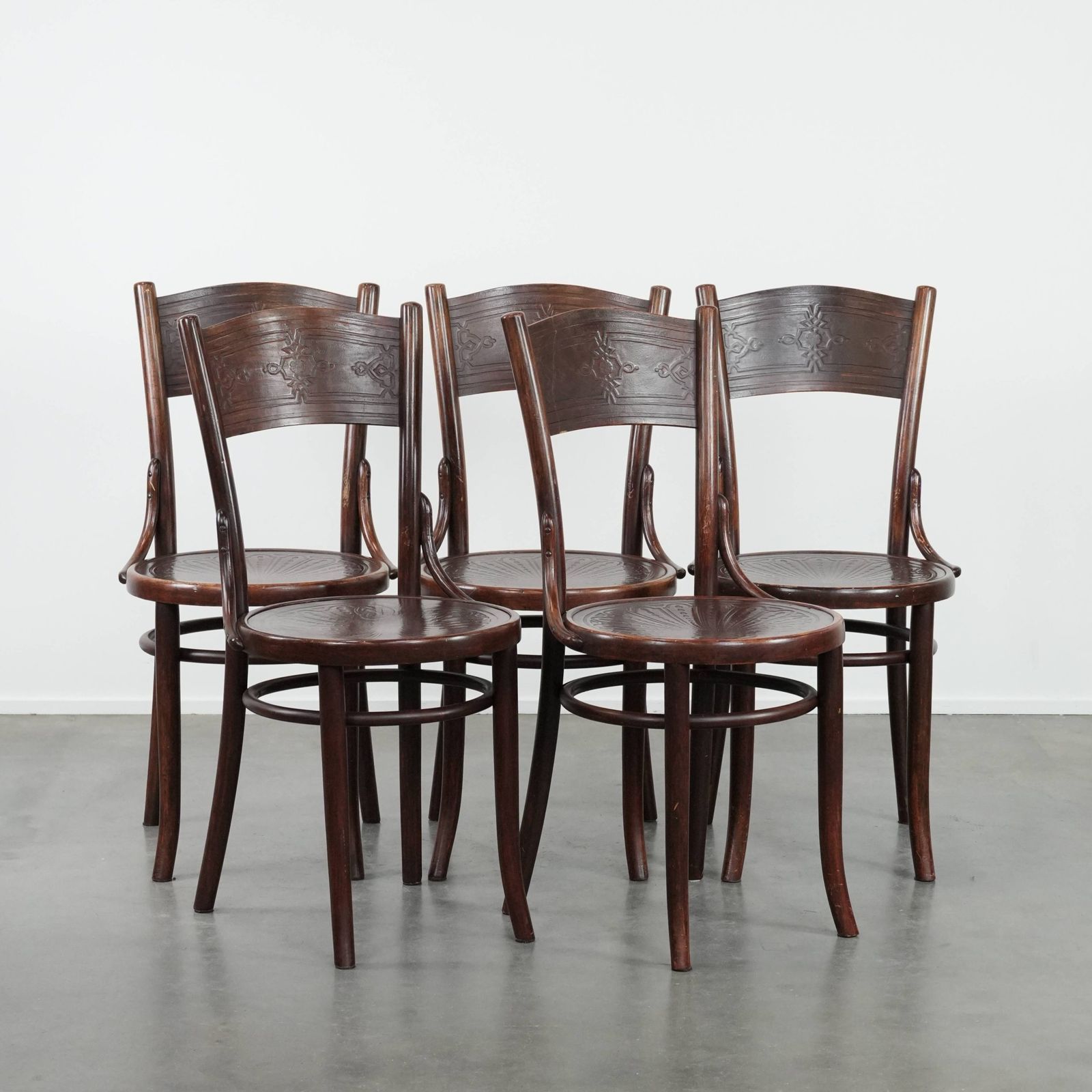 Set Van Vijf Vintage Houten Bistrostoelen Met Houtsnijwerk – Cosmos Design