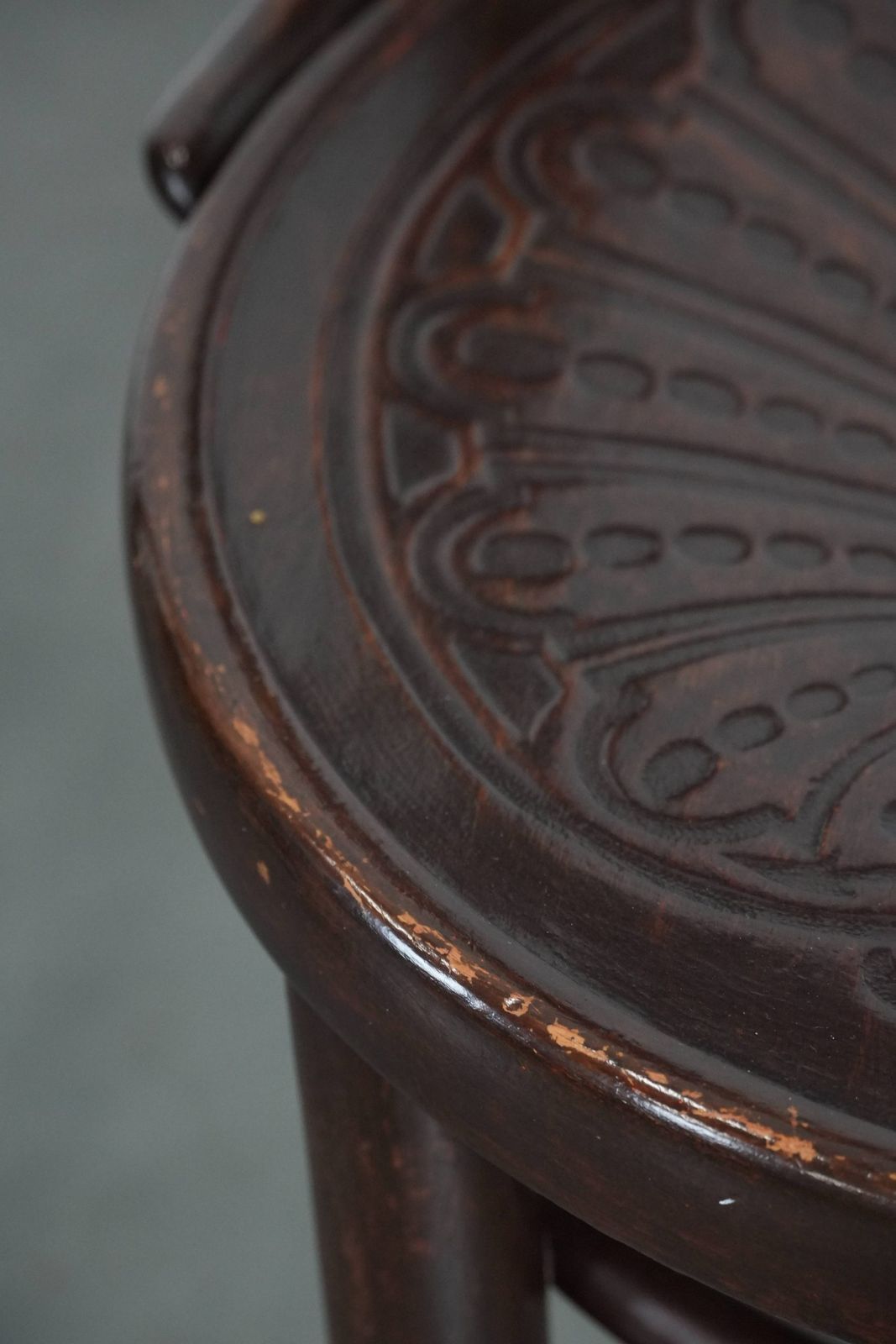 photo vinterior Set Van Vijf Vintage Houten Bistrostoelen Met Houtsnijwerk – Cosmos Design