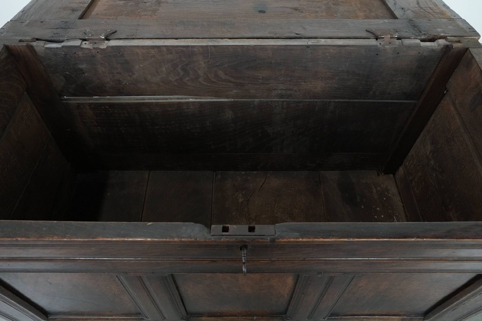 Grote Antieke Engelse Eikenhouten Kist Met Panelen Uit De 18e Eeuw photo vintage