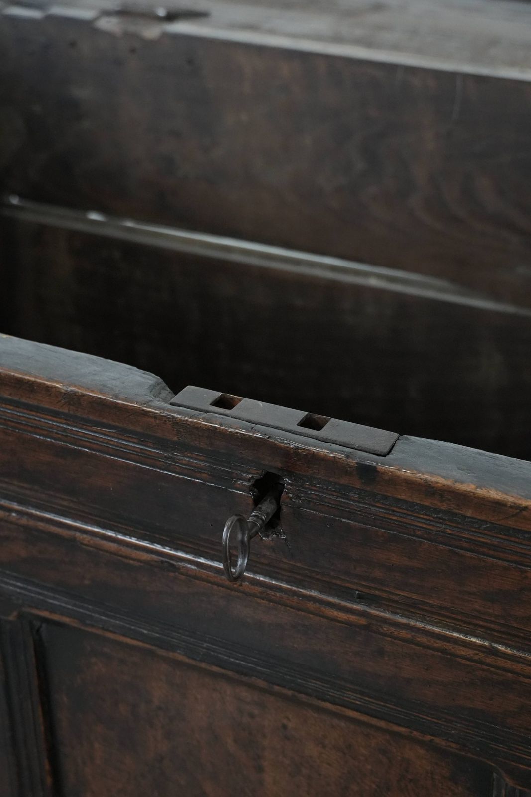 photo furniture Grote Antieke Engelse Eikenhouten Kist Met Panelen Uit De 18e Eeuw