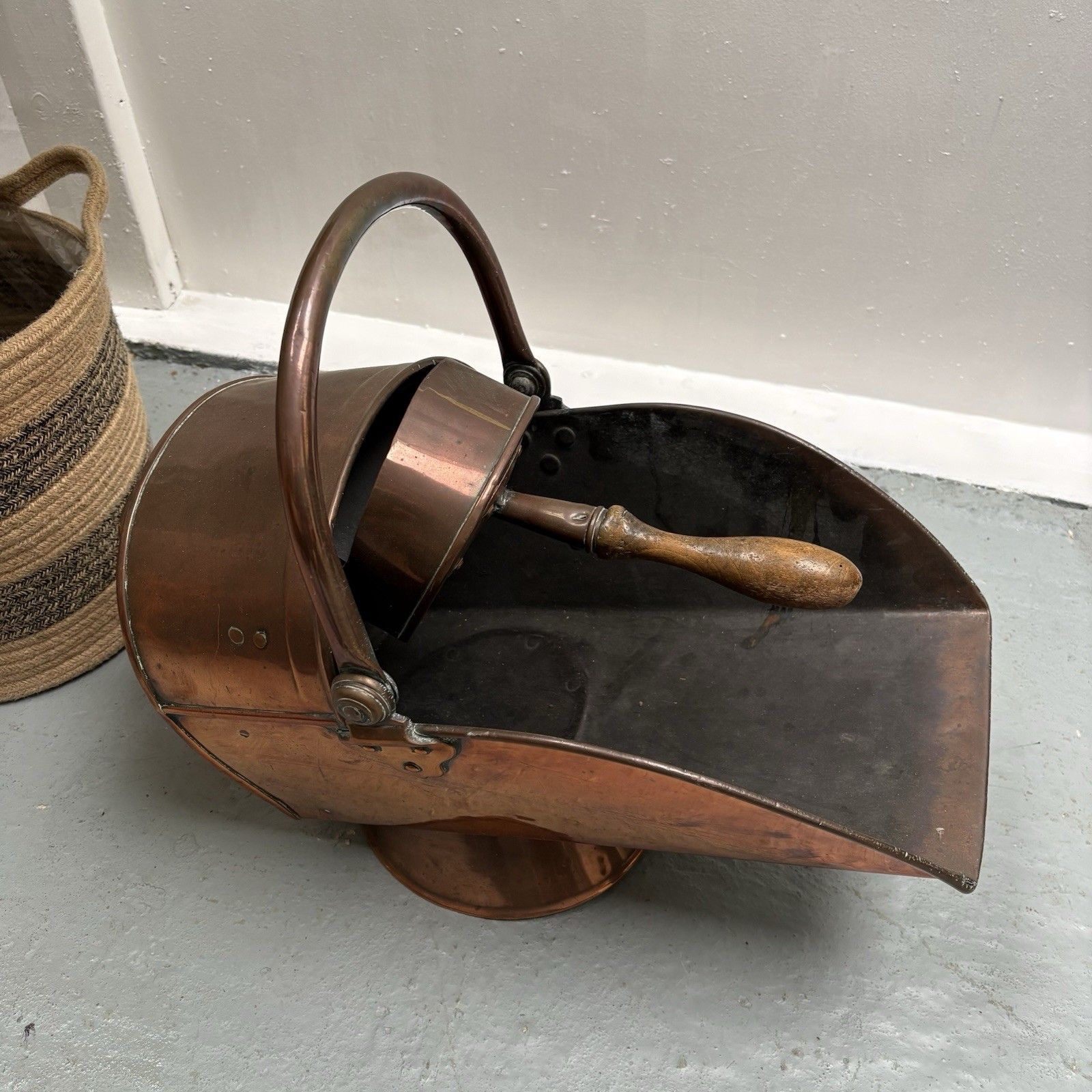 Large Arts & Crafts Copper Helmet Coal Scuttle With Original Scoop photo buy