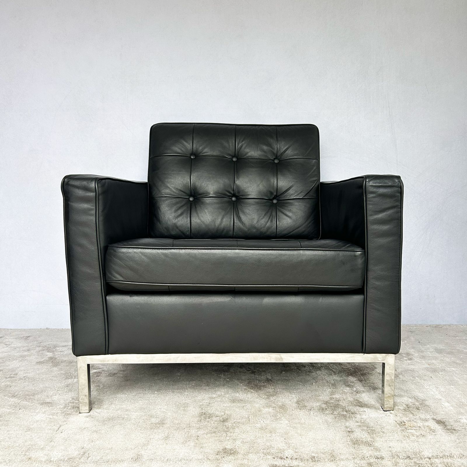photo furniture Black Leather Armchair In The Style Of Florence Knoll