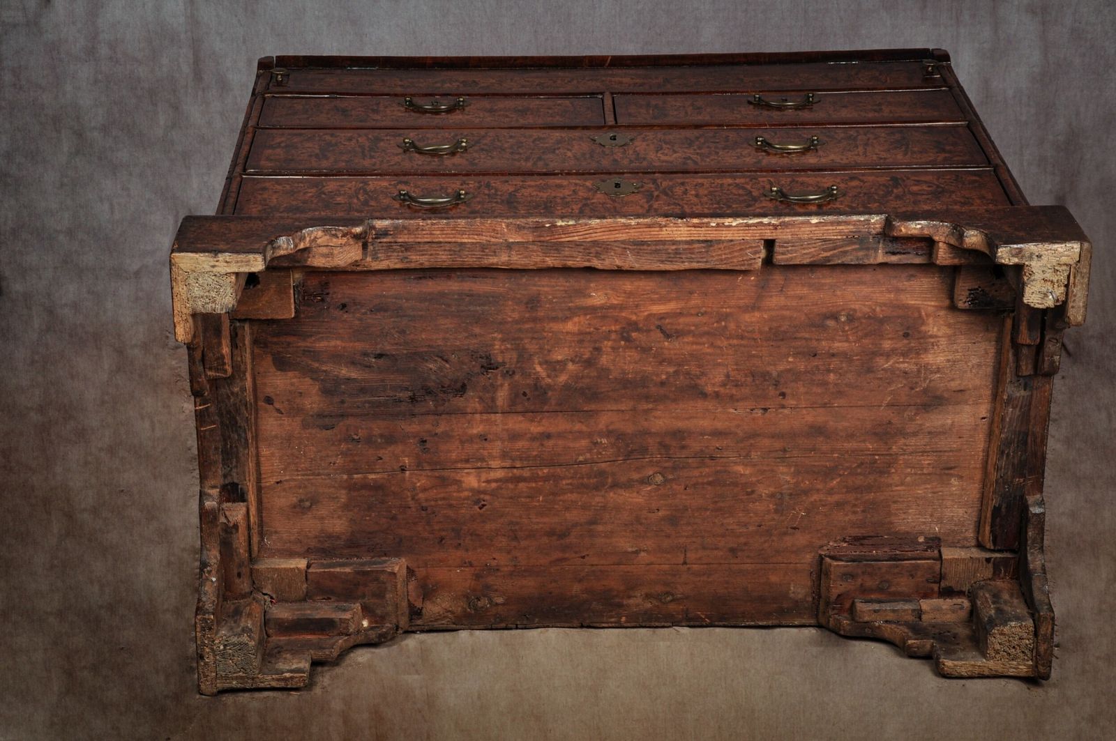photo vintage Fine 17th Century Mulberry Bureau In The Manner Of Coxed & Woster