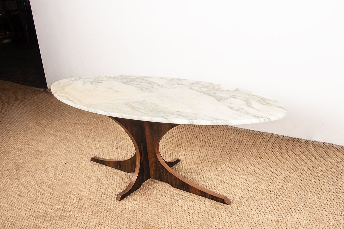 Table basse ovale en marbre de Carrare et palissandre, par Hugues Poignant, 1960 photo Mobilier