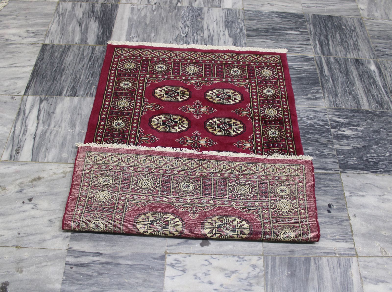 Red Tribal Bokhara Rug – Hand Knotted Geometric Carpet photo vinterior