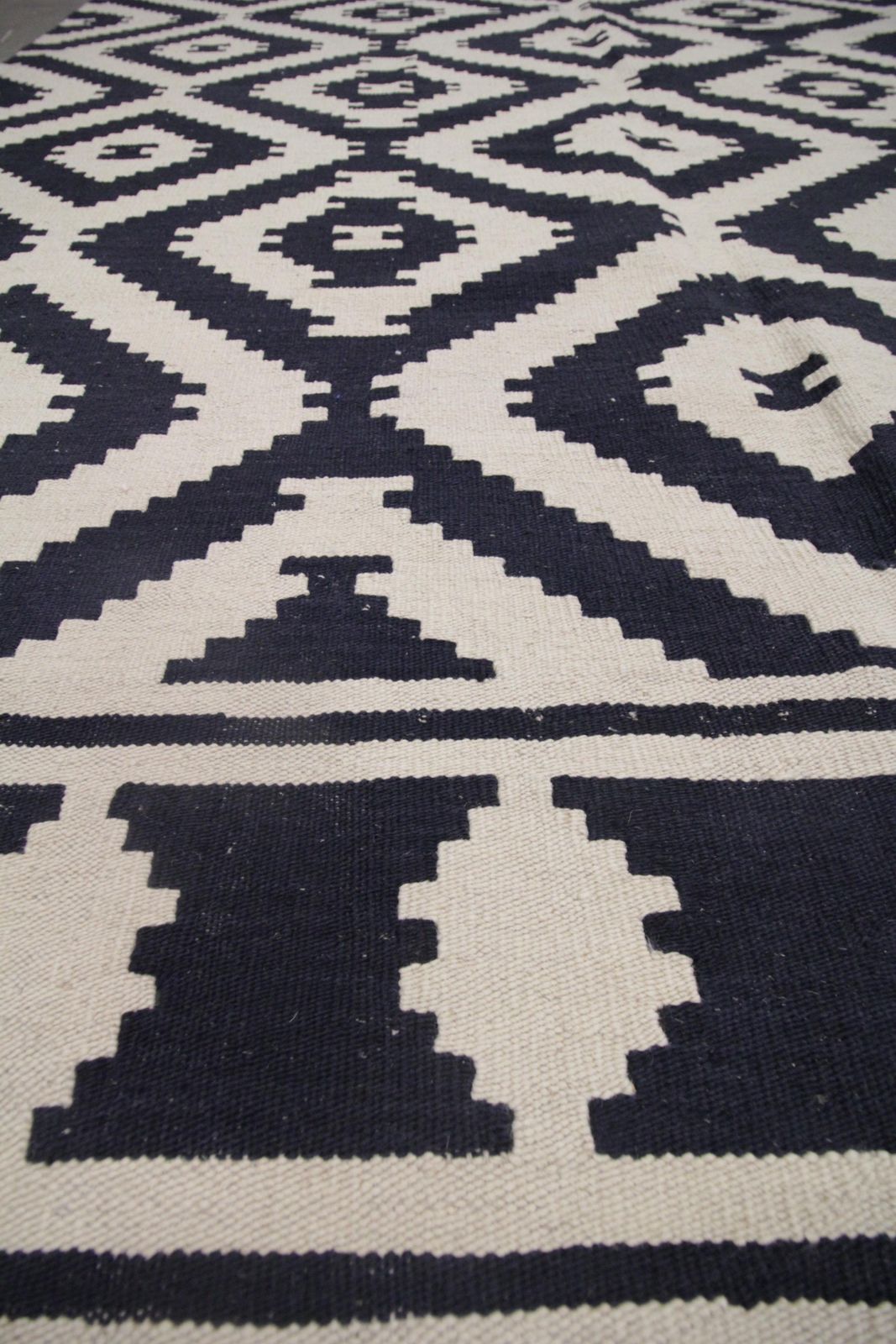 Modern Kilim Rugs Abstract Geometric Aztec Kilim Wool White Black Rug photo Textiles