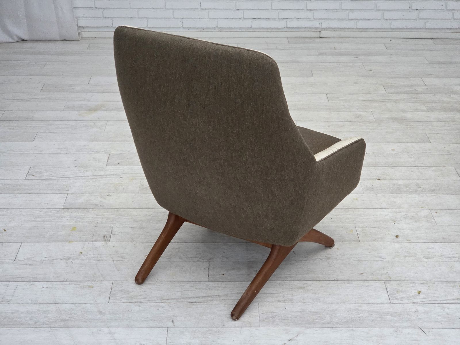 photo vinterior 1970s, Danish Design By Illum Wikkelsø, Furniture Wool Fabric, Oak Wood Legs.