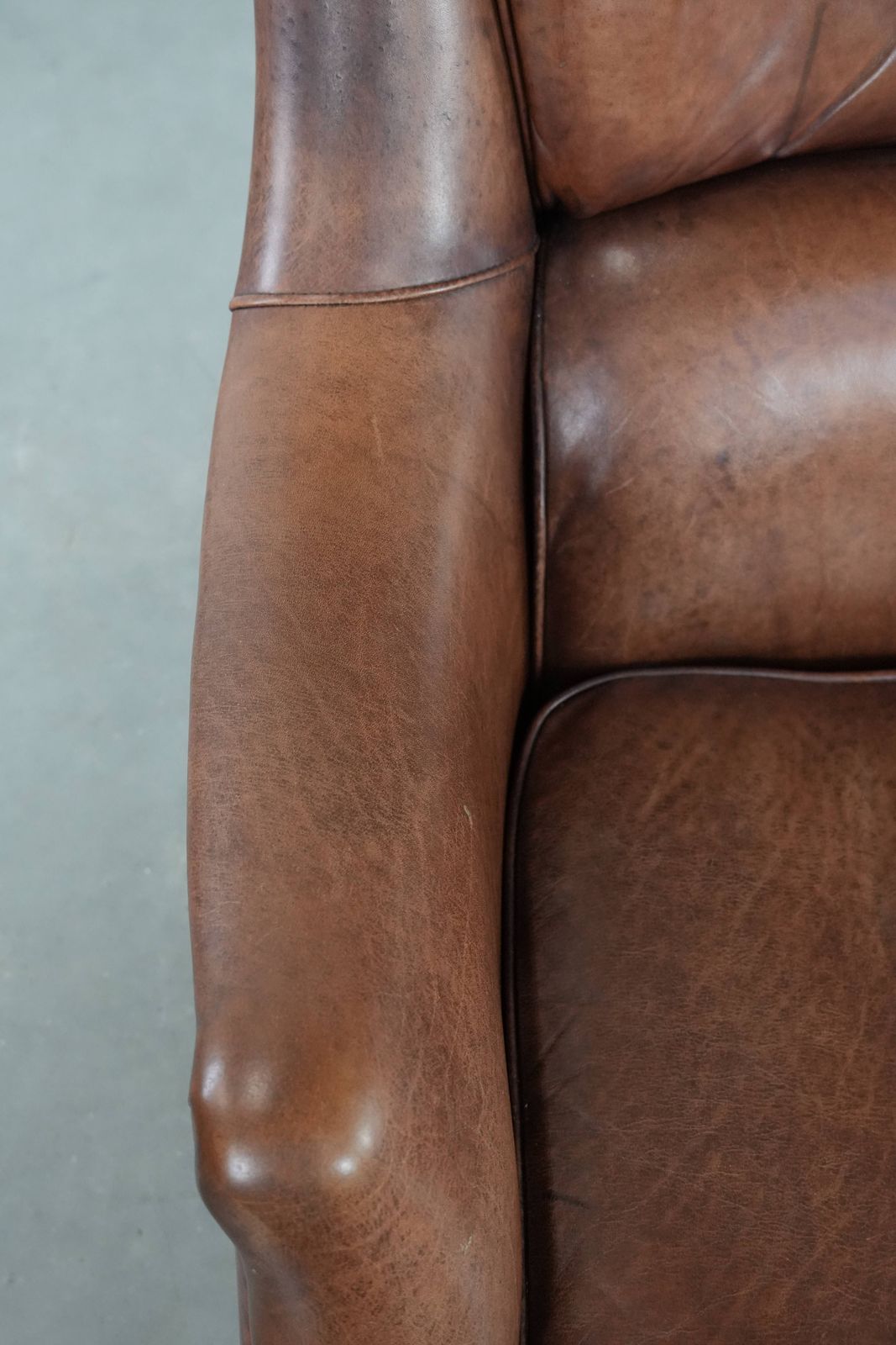 Comfortabele En Luxueuze Cognacbruine Rundleren Fauteuil Met Decoratieve Sierspijkers photo buy
