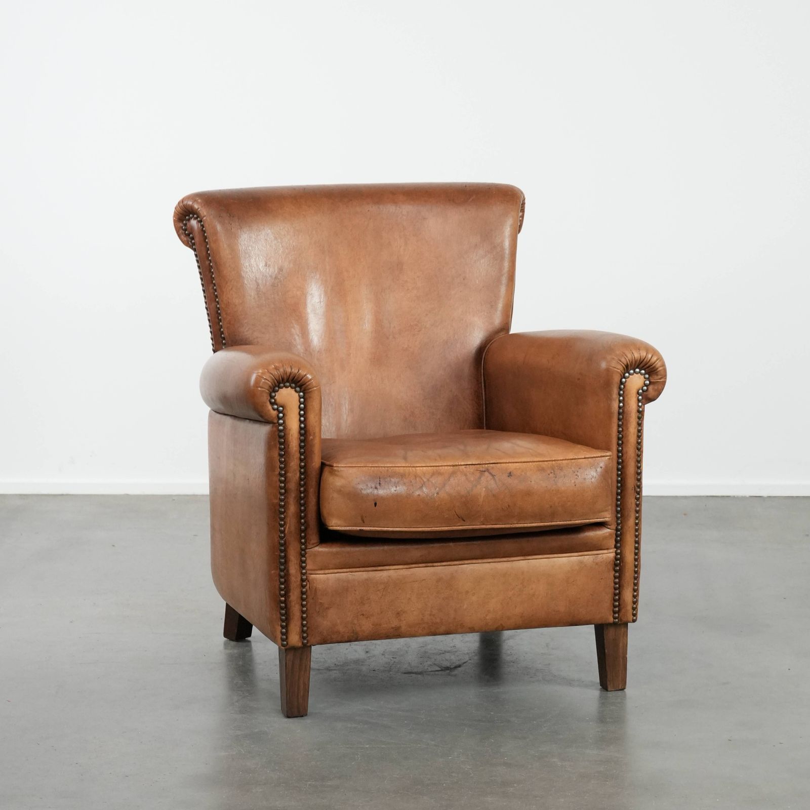 Vintage Fauteuil Van Schapenleer Met Karakter En Warme Kleuren