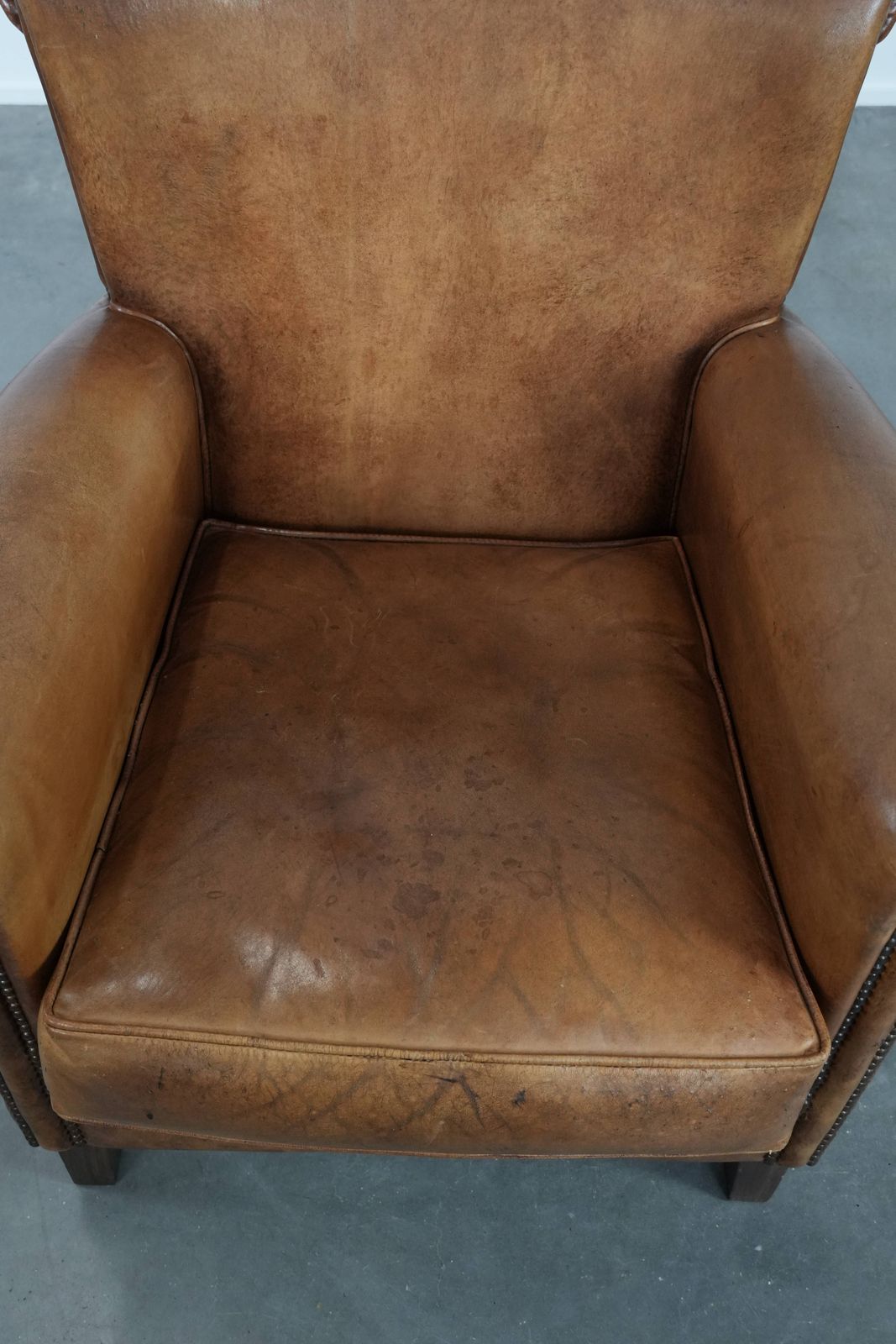 Vintage Fauteuil Van Schapenleer Met Karakter En Warme Kleuren photo vinterior