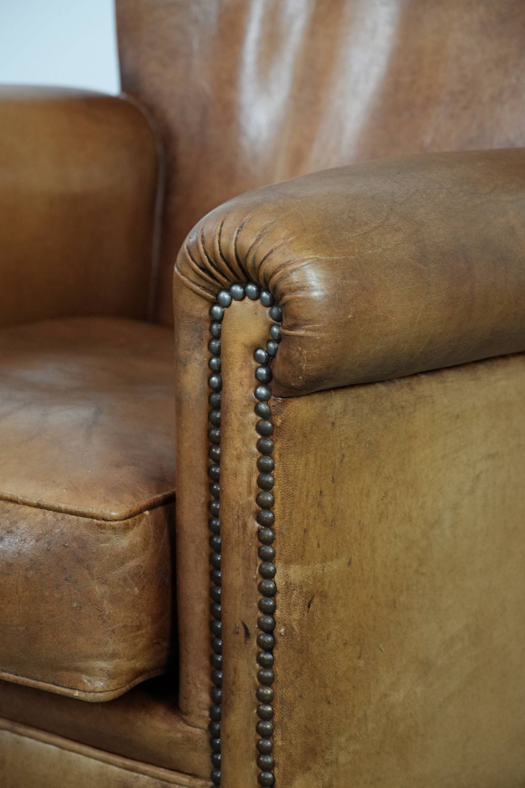 photo furniture Vintage Fauteuil Van Schapenleer Met Karakter En Warme Kleuren