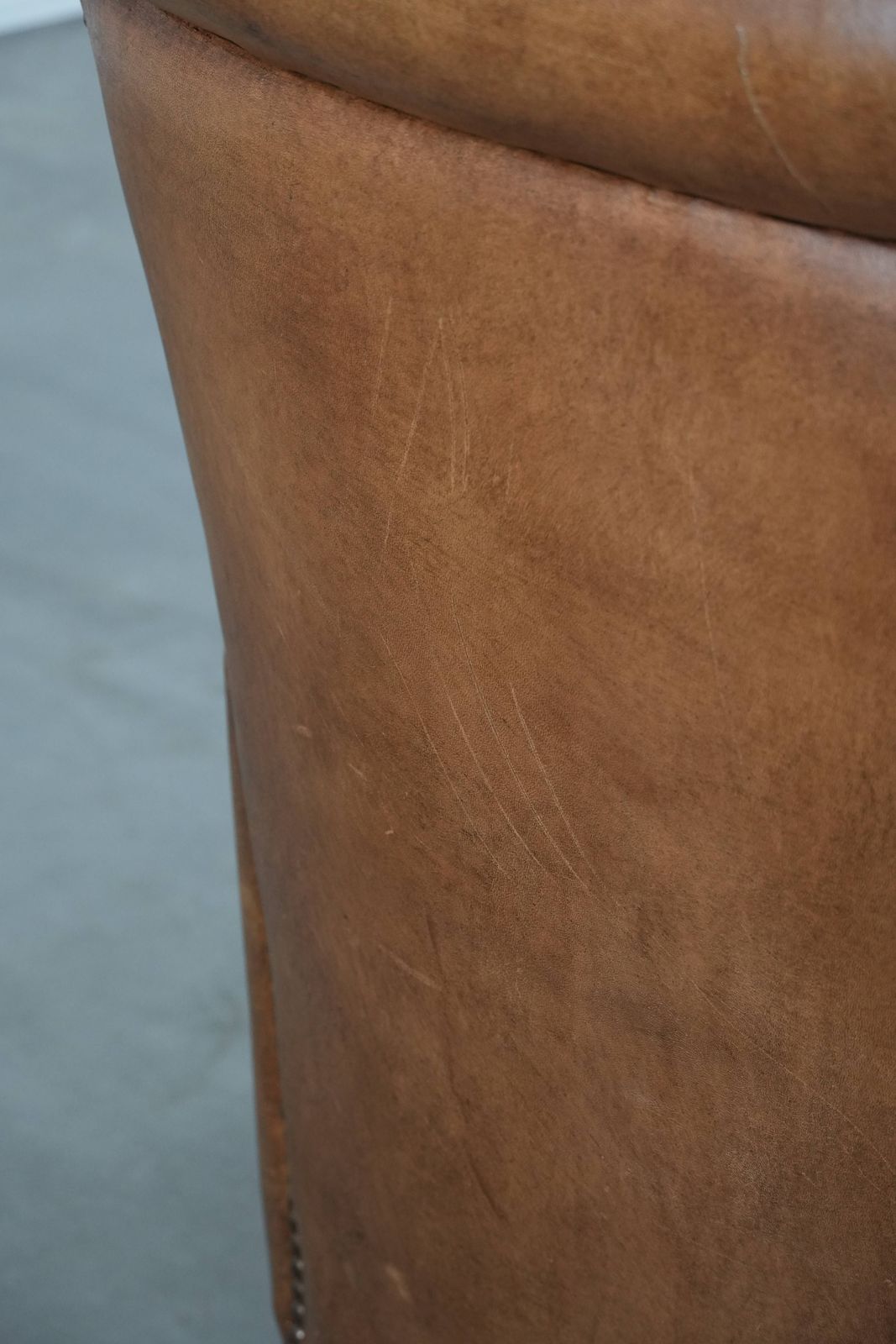 940.0 Vintage Fauteuil Van Schapenleer Met Karakter En Warme Kleuren photo