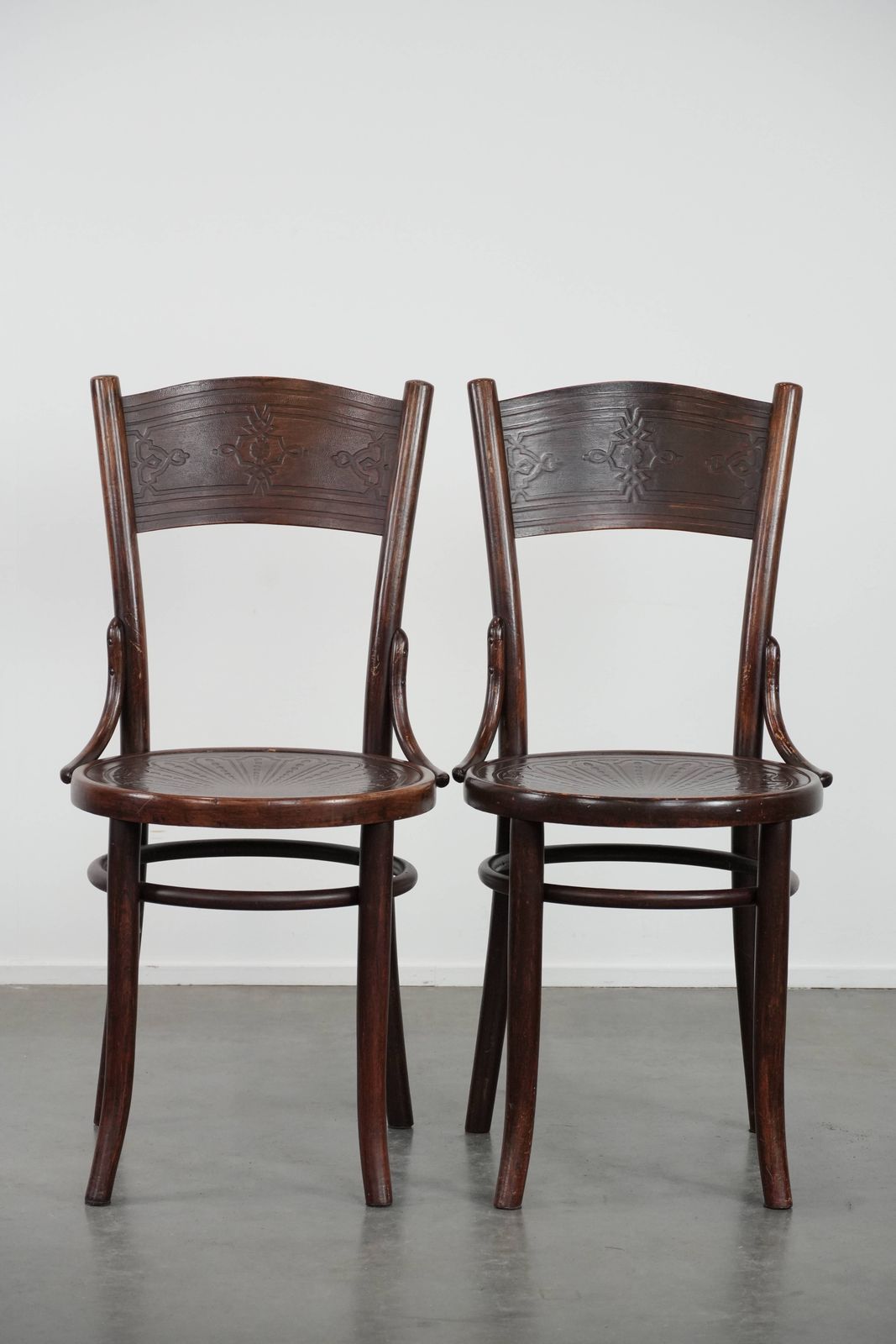 Set Van Vier Vintage Houten Bistrostoelen Met Houtsnijwerk En Decoratieve Details photo furniture