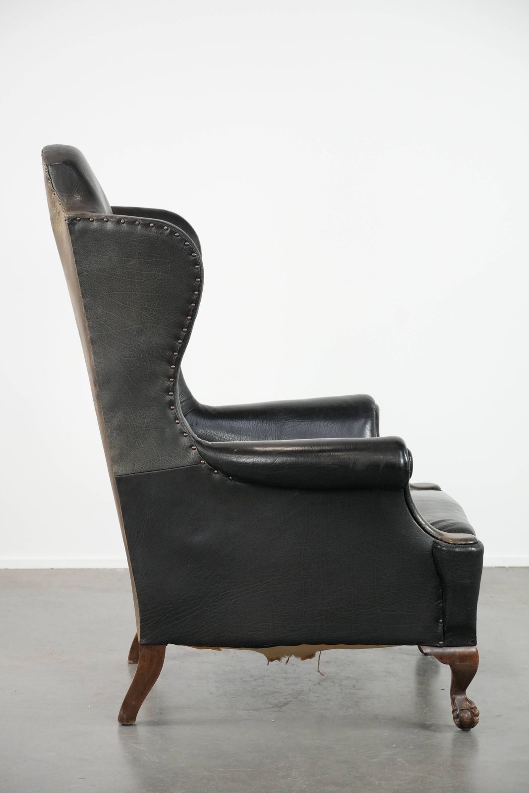 Large Antique Black English Cowhide Wing Chair From The Late 19th Century With A Luxurious Appearance photo for sale