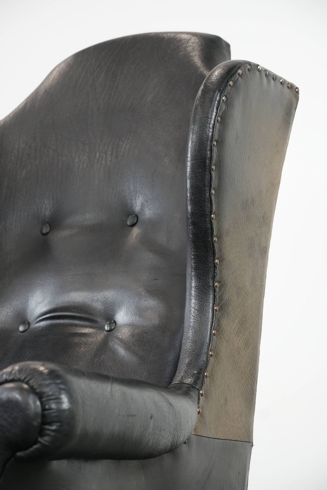photo for sale Grote Antieke Engelse Vleugelfauteuil In Zwart Koeienleer, Eind 19e Eeuw, Met Een Weelderige Uitstraling