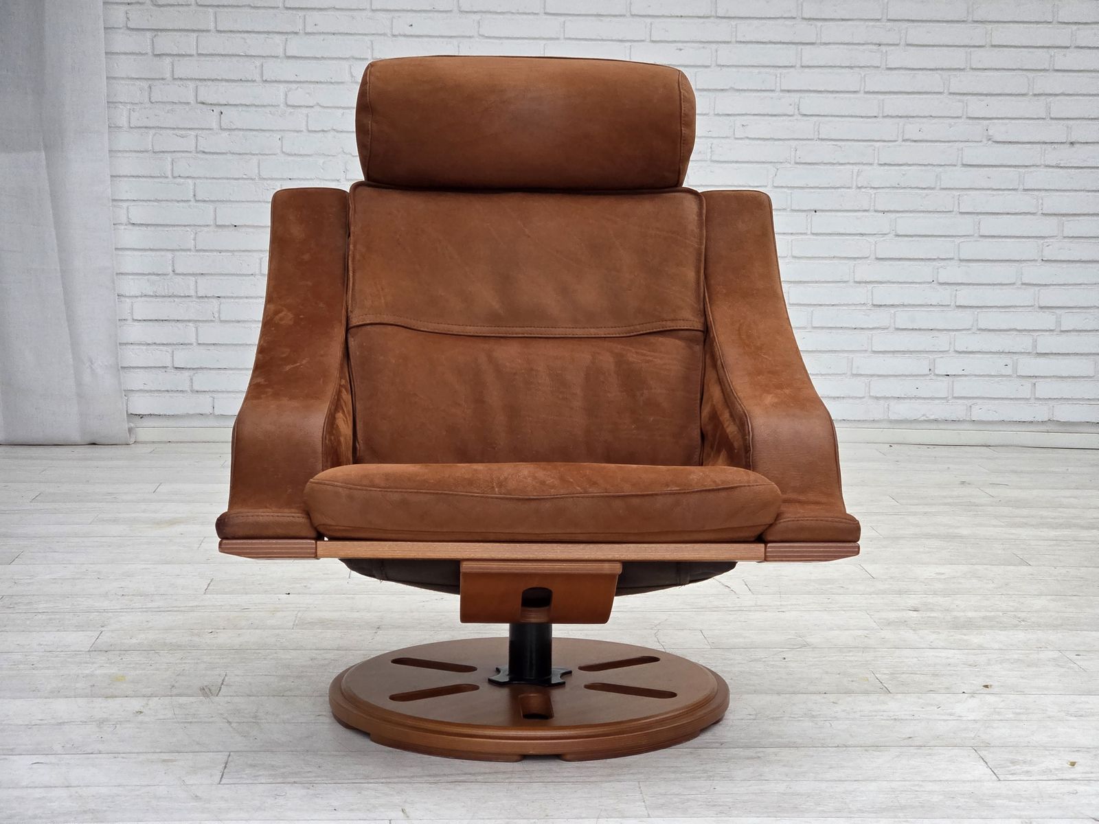 photo furniture Jaren 1980, Zweedse Draaifauteuil, Nubuckleer, Canvas, Gebogen Beukenhout.