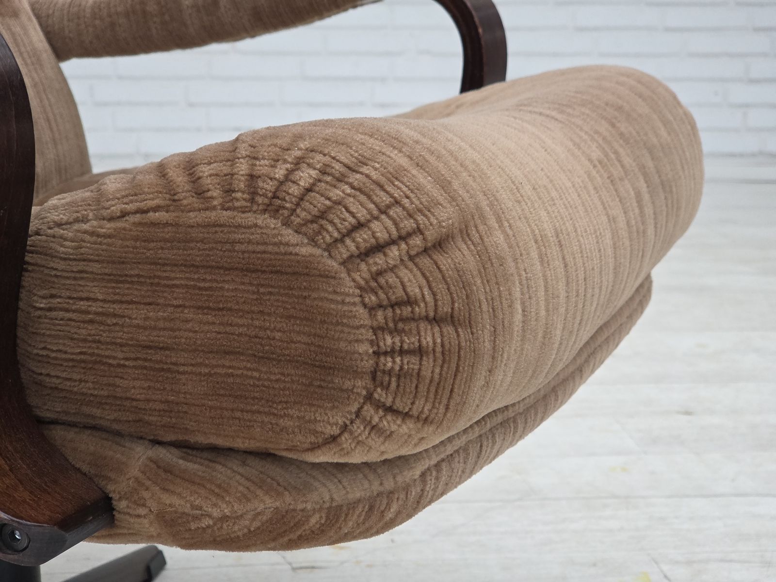 Jaren 1970, Deense Draaifauteuil, Meubelcord, Donker Beukenhout. photo 710.0