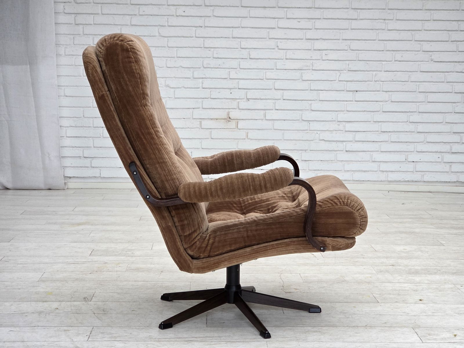 photo furniture Jaren 1970, Deense Draaifauteuil, Meubelcord, Donker Beukenhout.