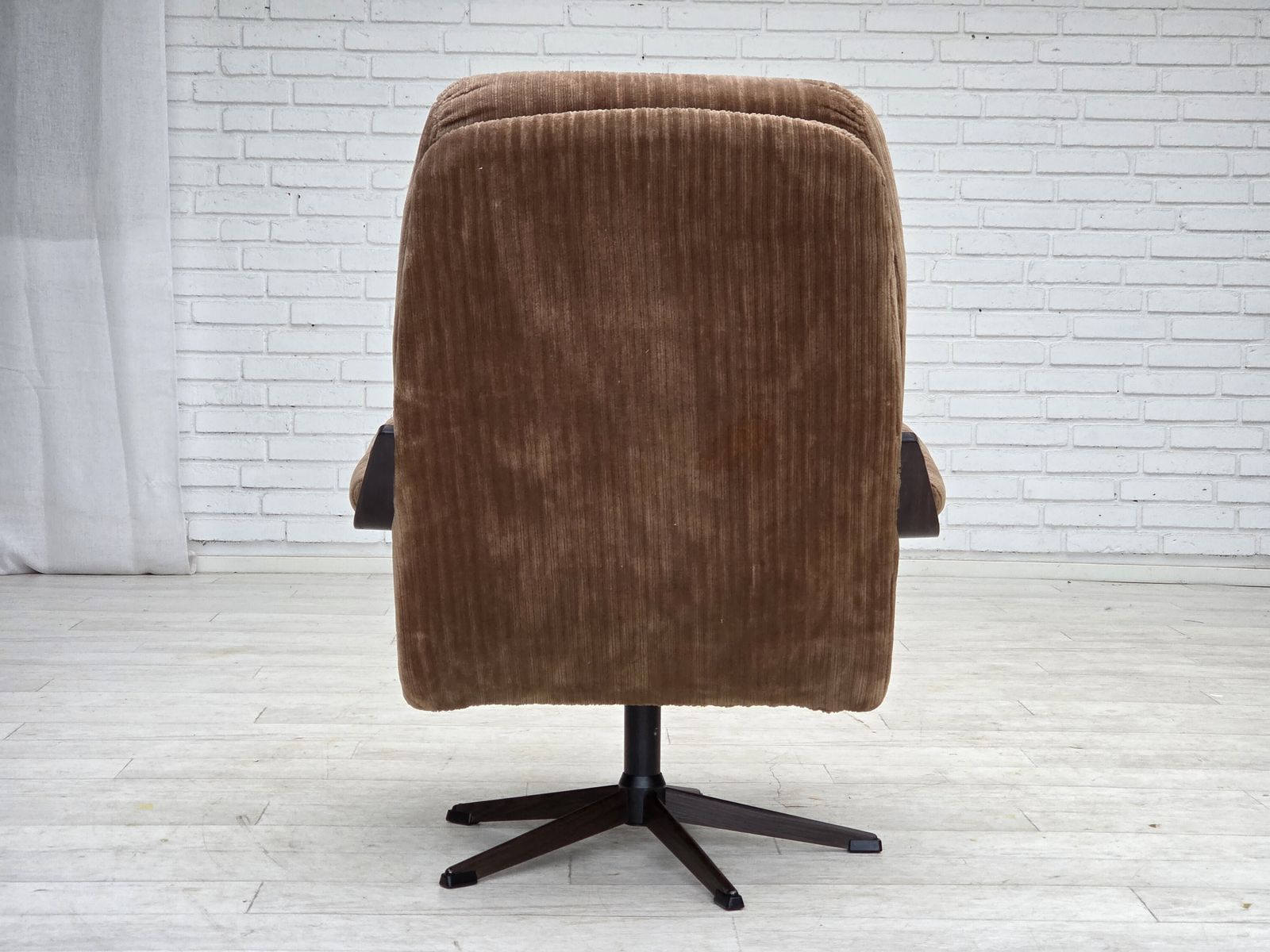 Meubels Jaren 1970, Deense Draaifauteuil, Meubelcord, Donker Beukenhout. photo