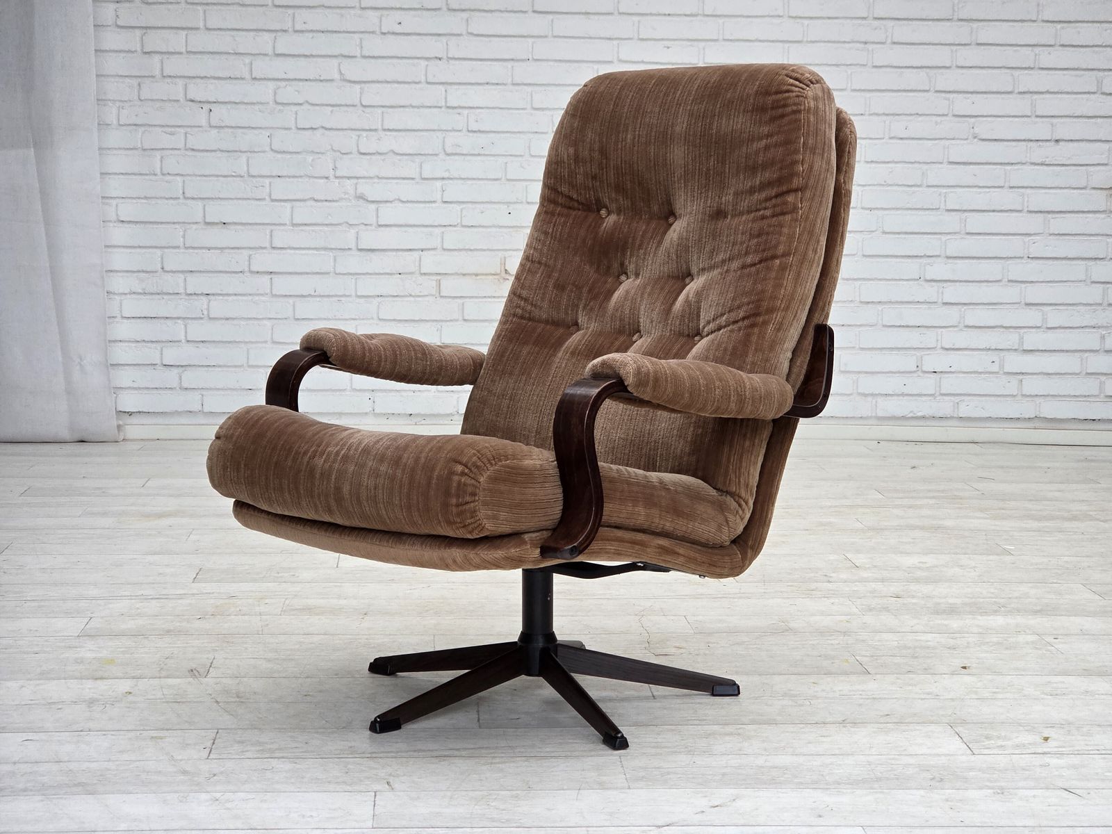 photo buy Jaren 1970, Deense Draaifauteuil, Meubelcord, Donker Beukenhout.