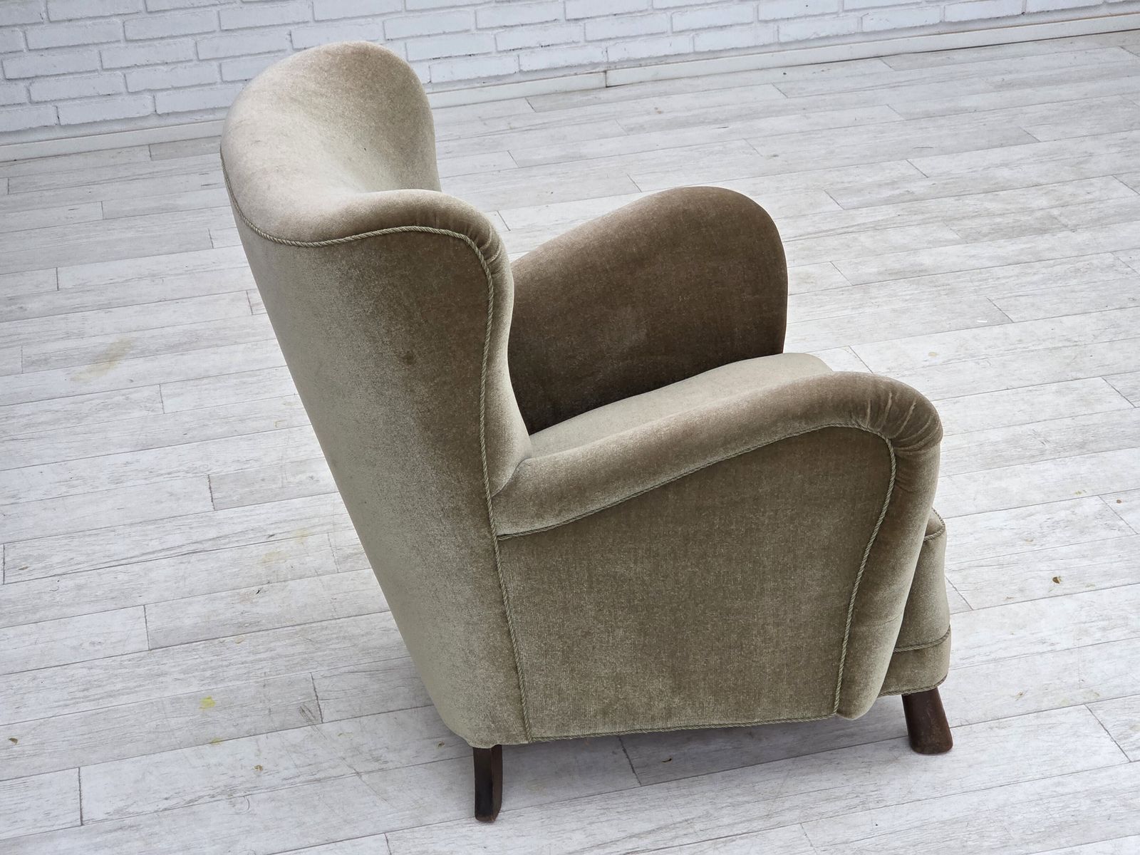 photo furniture Ca. Jaren 1960, Deense Fauteuil, Groen Meubelvelours, Eikenhouten Poten.