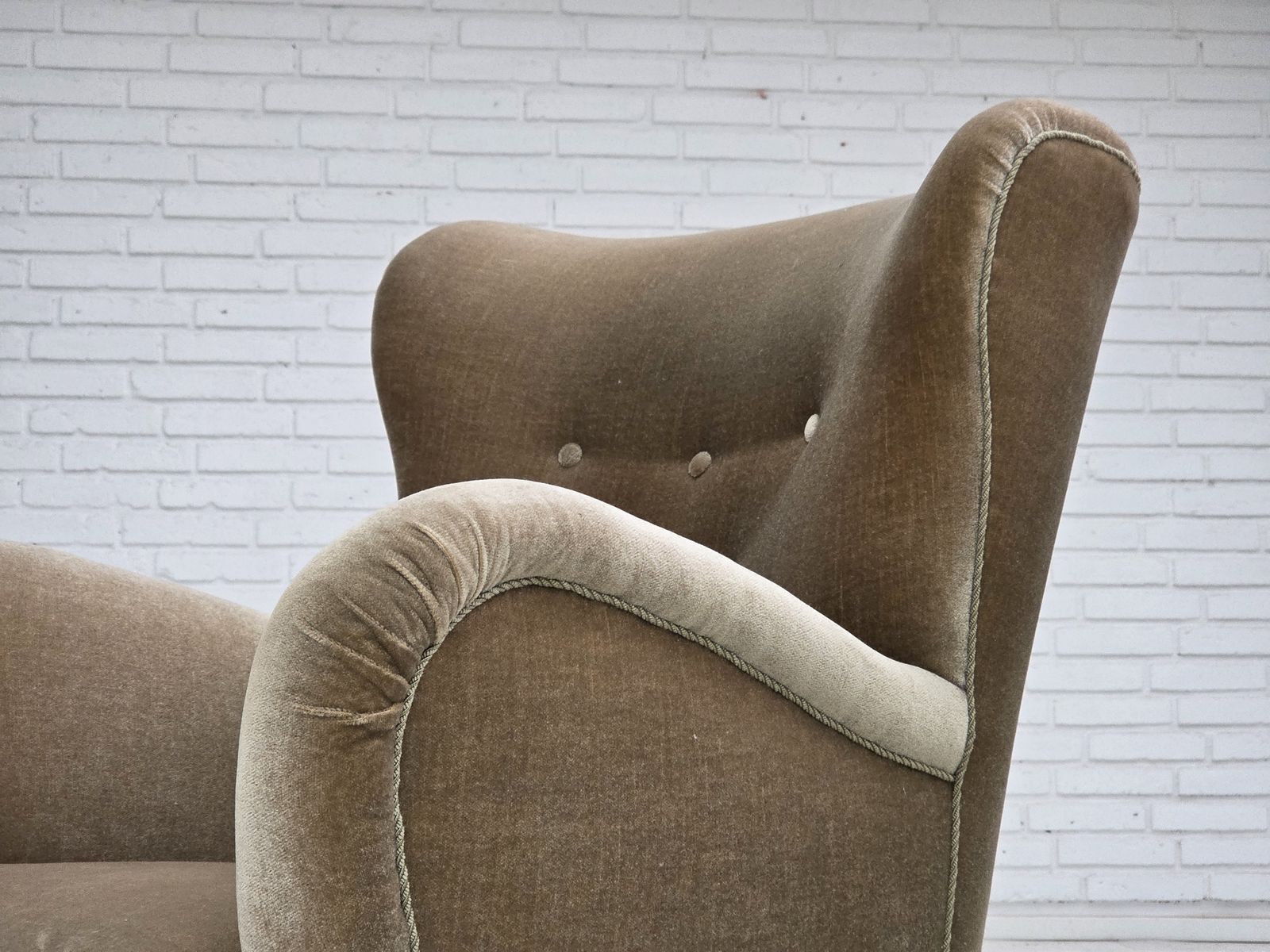 photo vintage Ca. Jaren 1960, Deense Fauteuil, Groen Meubelvelours, Eikenhouten Poten.