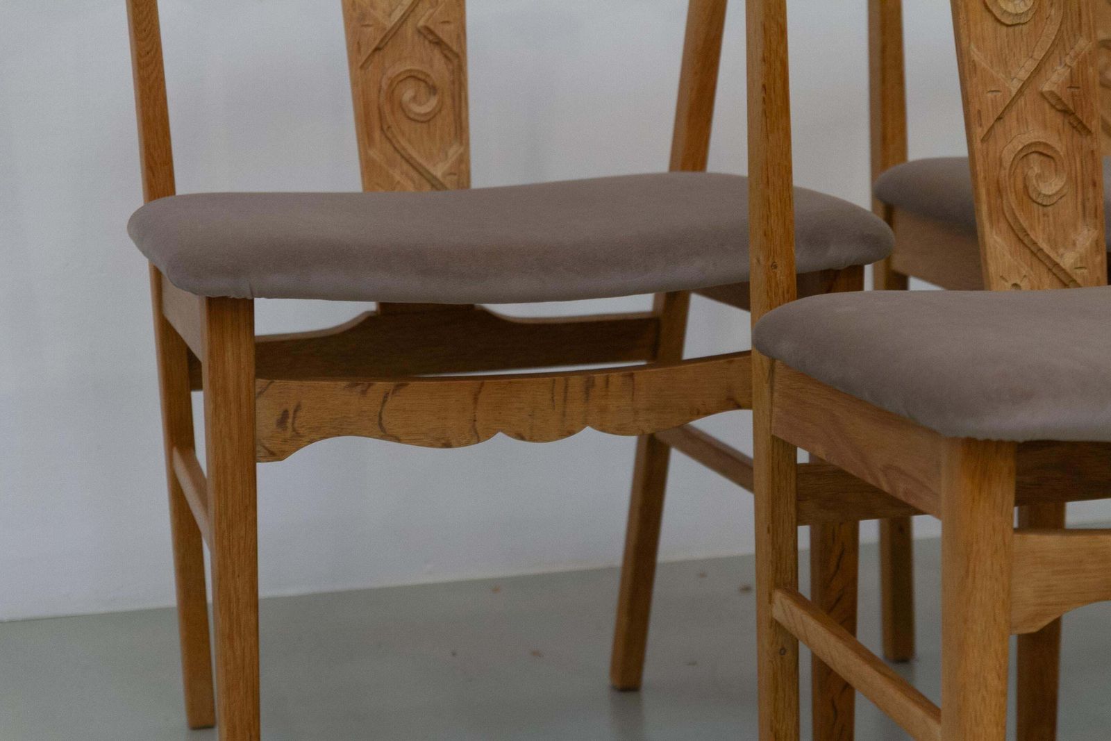 Danish Brutalist Oak Dining Chairs By Henning Kjærnulf, 1960s. Set Of 6. photo vinterior