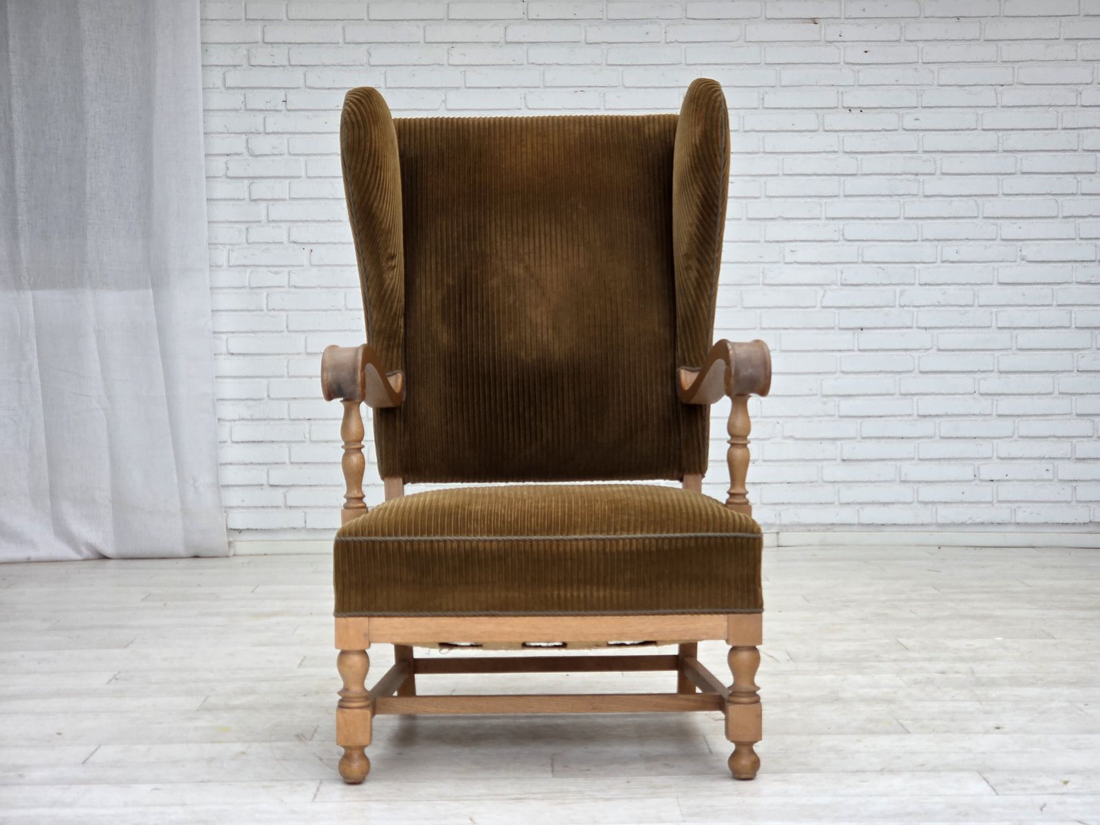 Jaren 1970, Scandinavische wingback fauteuil met hoge rugleuning, meubelcord, gesneden eikenhout. photo buy