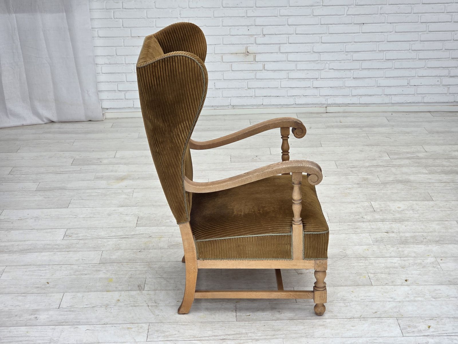 Meubels Jaren 1970, Scandinavische wingback fauteuil met hoge rugleuning, meubelcord, gesneden eikenhout. photo