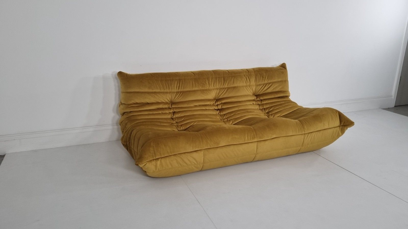 photo vinterior Ligne Roset Togo 3 Seater In Bronze Gold Velvet Immaculate Condition