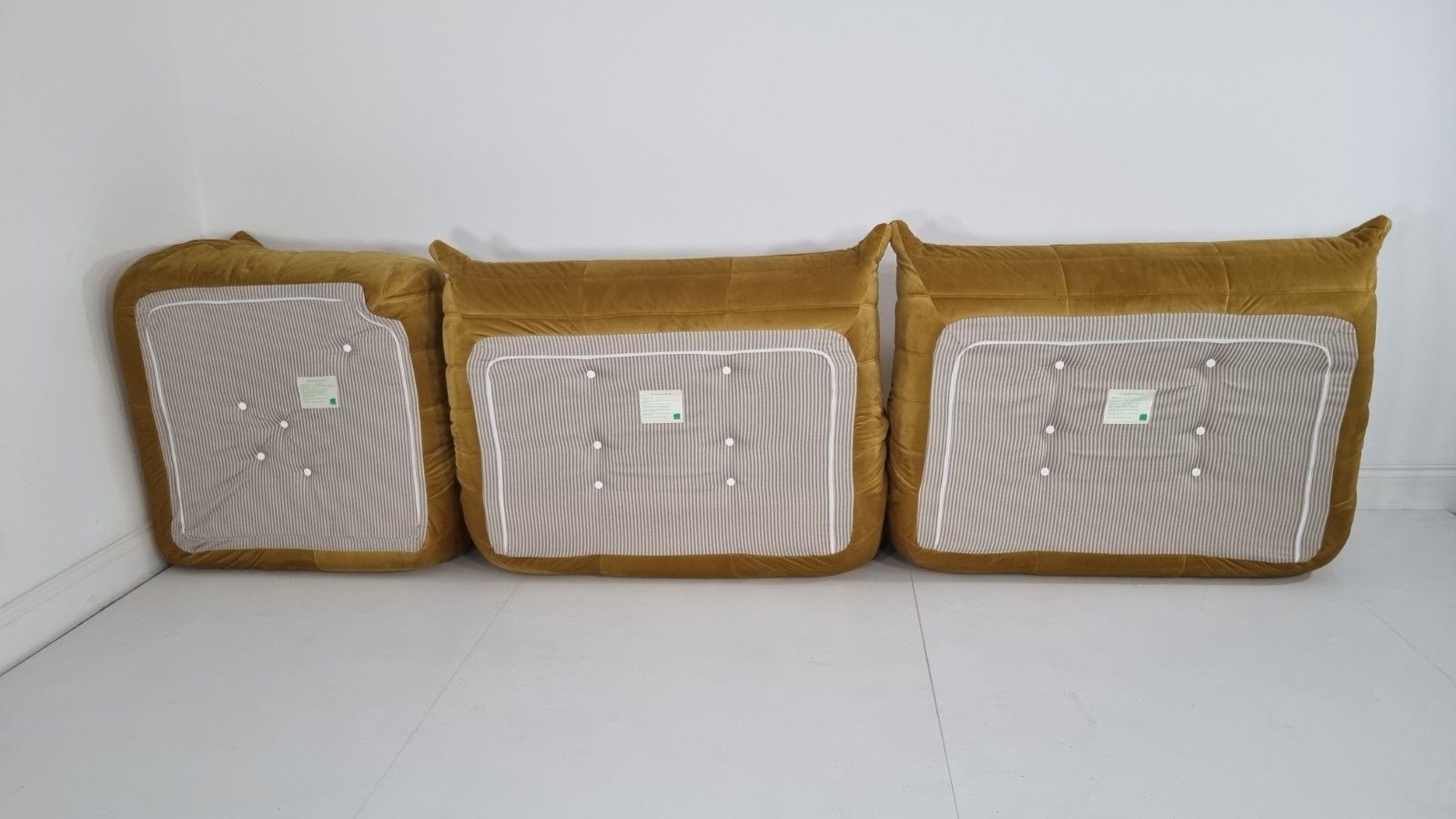photo vintage Ligne Roset Togo 2 X 2 Seater And Corner In Bronze Gold Velvet