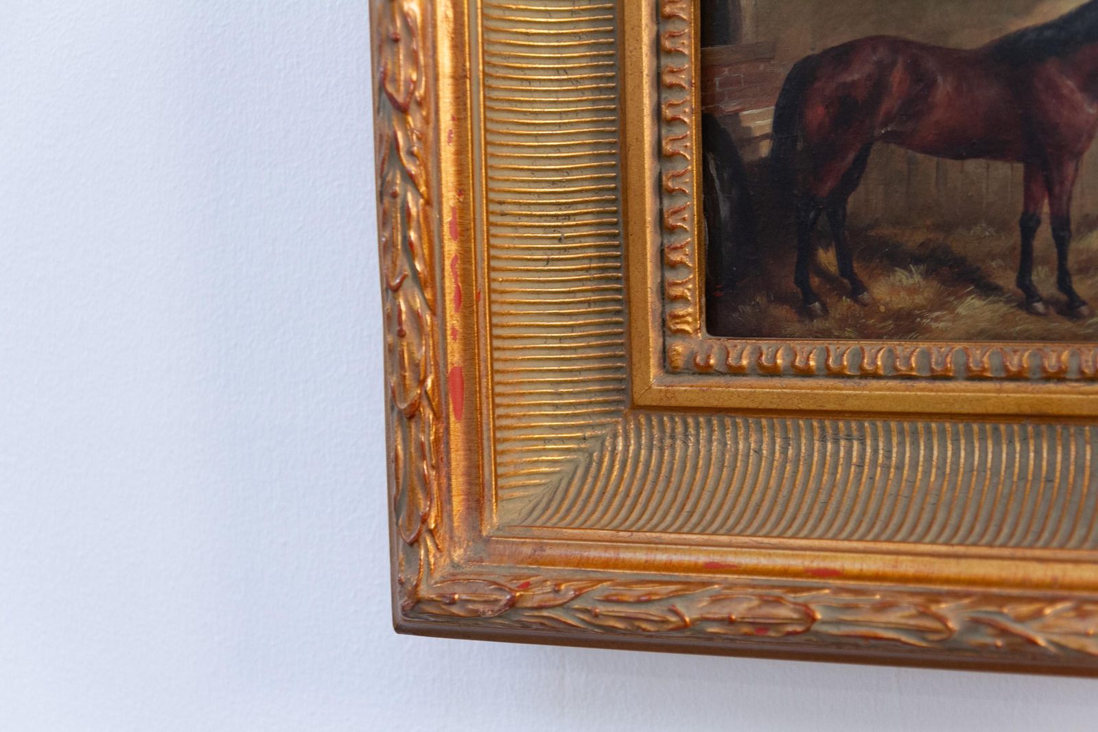 photo vintage Vintage Oil Painting Of Bay Horse In Gilded Frame, 20th Century.
