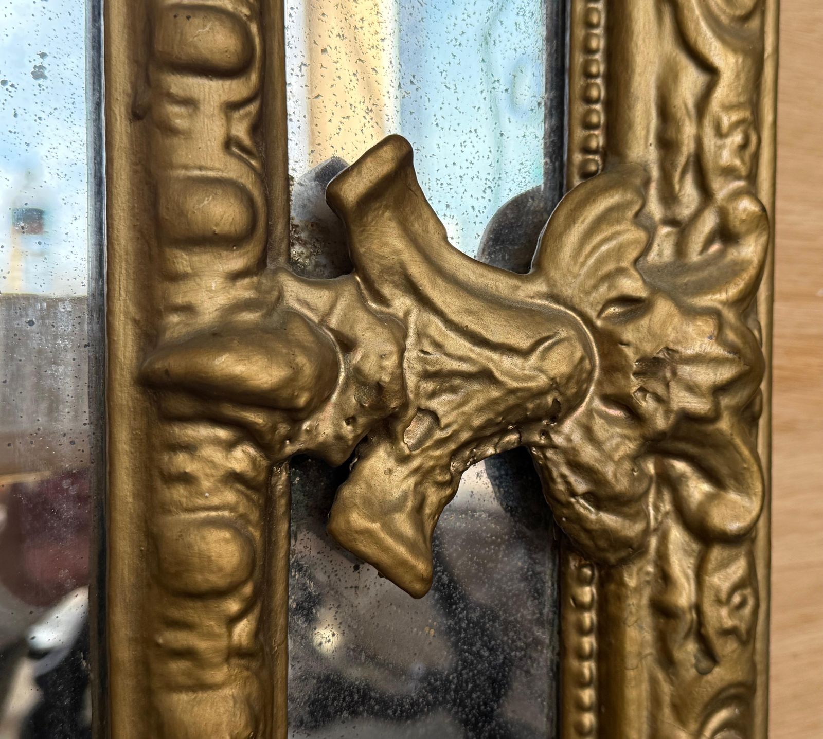 Miroir rectangulaire vertical doré à décor floral, France, XXe siècle photo vinterior