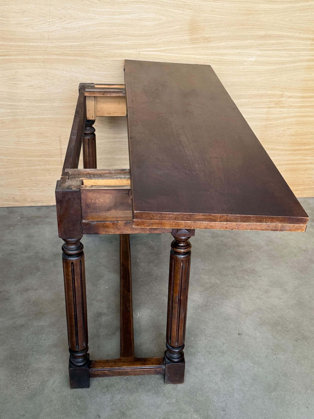 photo for sale Table console espagnole du XXe siècle à abattant, avec entretoise en bois