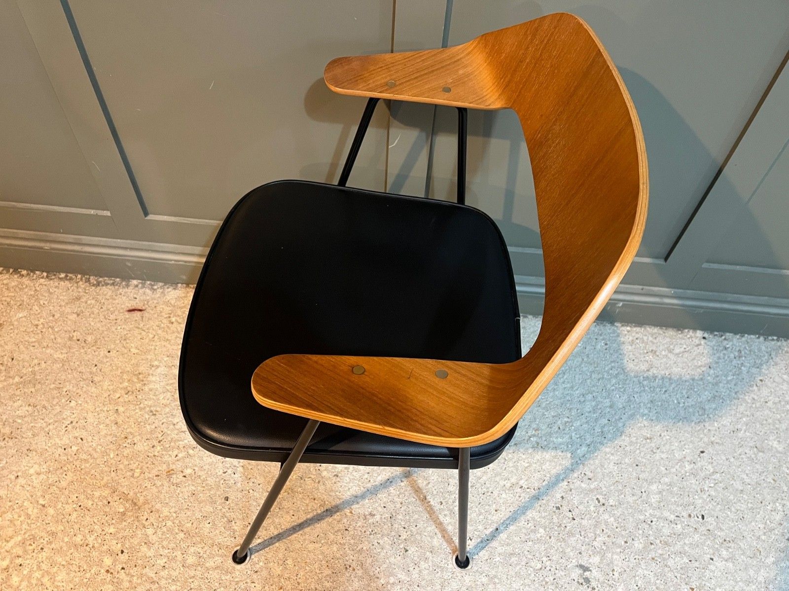Robin Day 675 Chair photo Furniture
