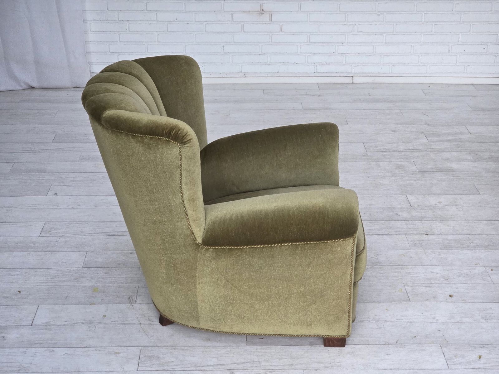 photo vinterior 1960s, Danish Relax Armchair, Original Green Furniture Velour, Beech Wood.