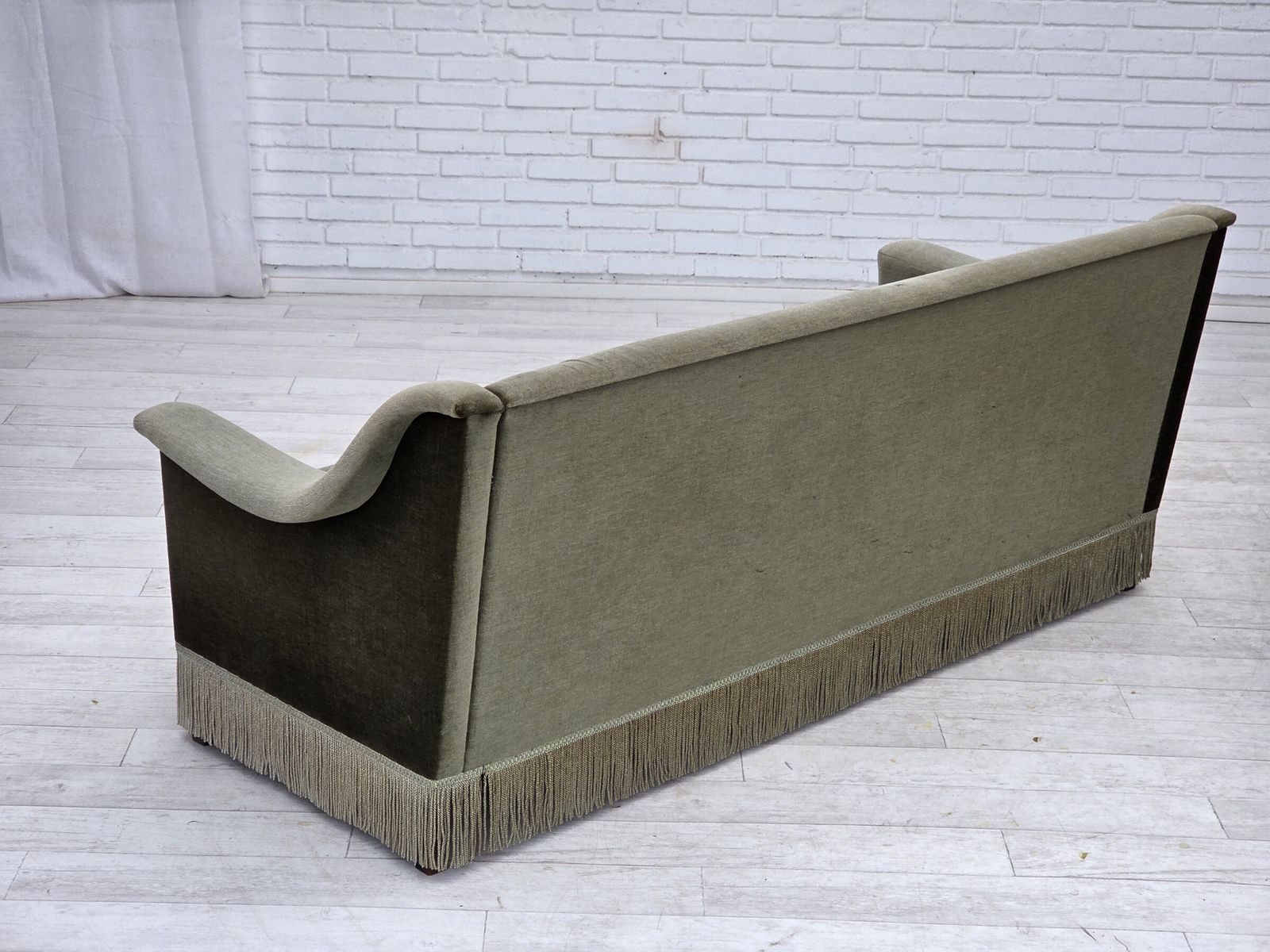 photo vinterior 1970s, Danish 3 Seater Sofa, Green Furniture Velour, Beech Wood.