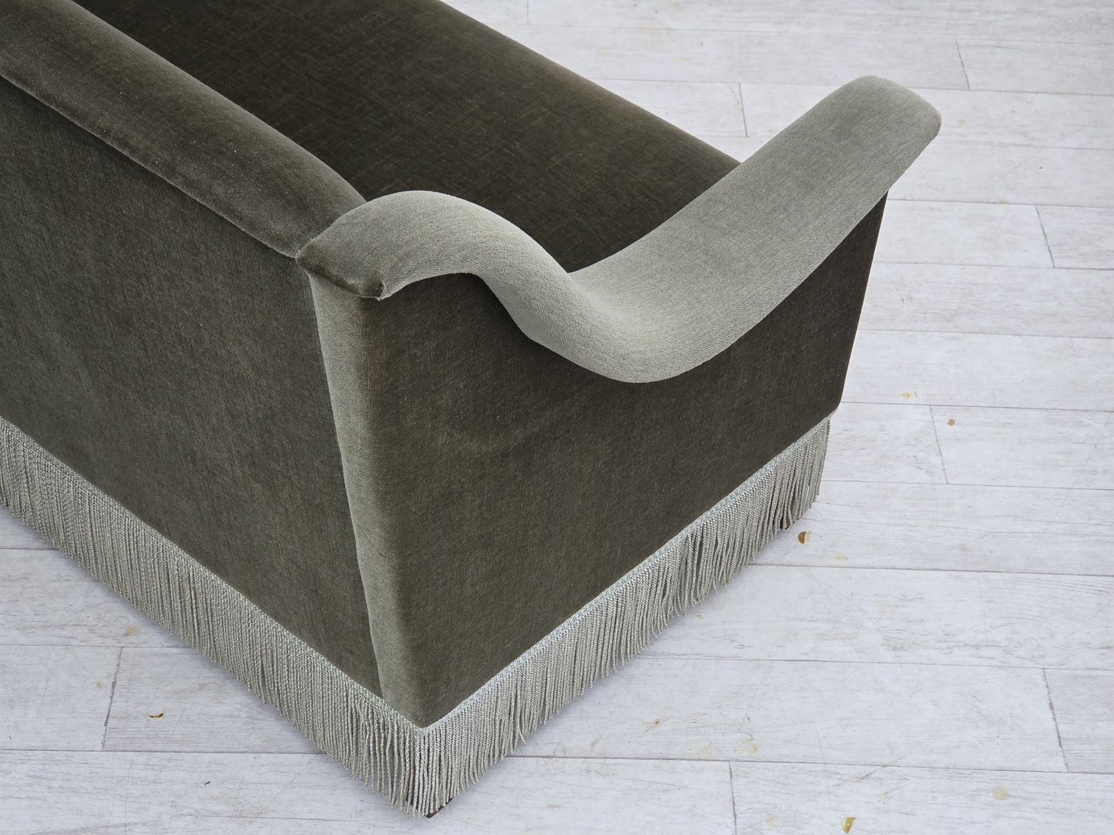 photo vinterior 1970s, Danish 2 Seater Sofa, Green Furniture Velour, Beech Wood.
