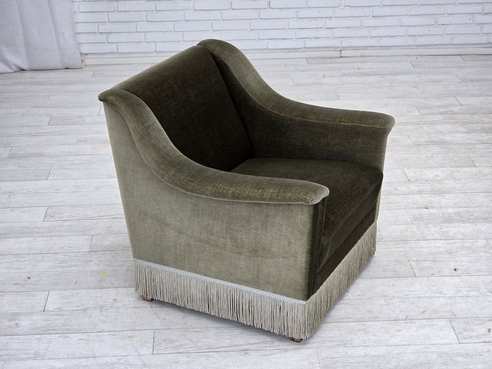 photo furniture Ca. Jaren 1970, Deense Fauteuil, Groen Meubelvelours, Beukenhout.