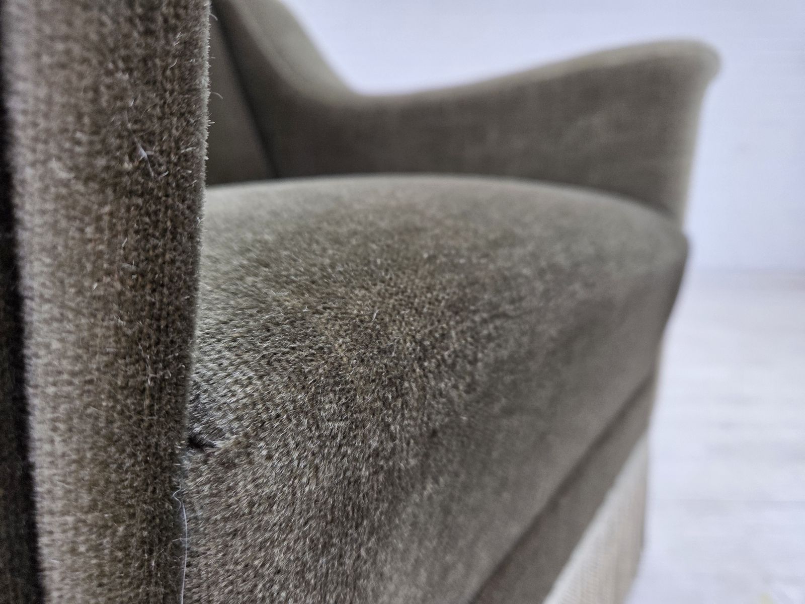 photo for sale Ca. Jaren 1970, Deense Fauteuil, Groen Meubelvelours, Beukenhout.
