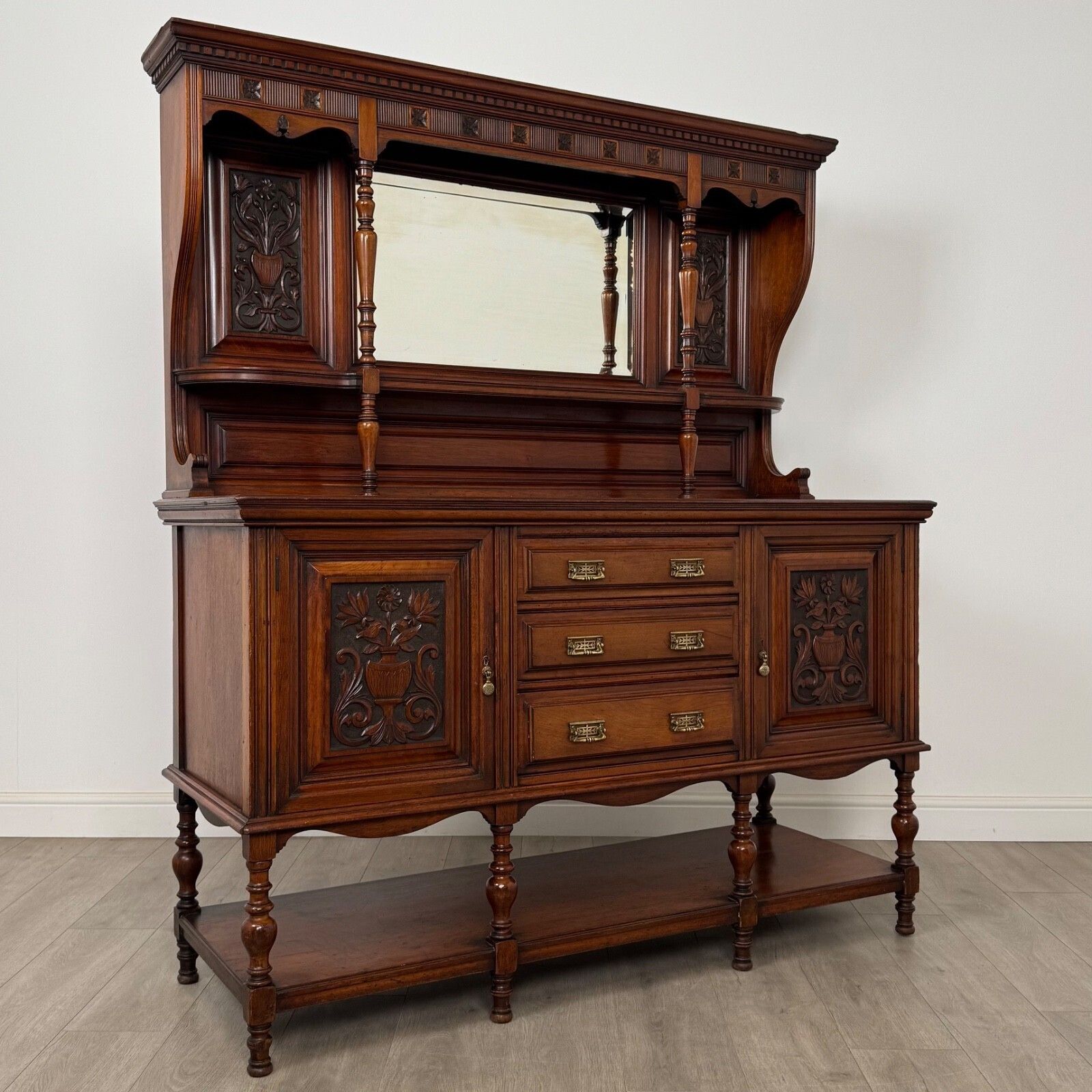 photo furniture Antique 20th Century Fine Quality Sideboard In Walnut